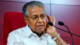 പിണറായിയുടെ വീട്ടിലെത്തി നോട്ടീസ് പതിപ്പിച്ച് ഇ.ഡി, വെള്ളിയാഴ്ച