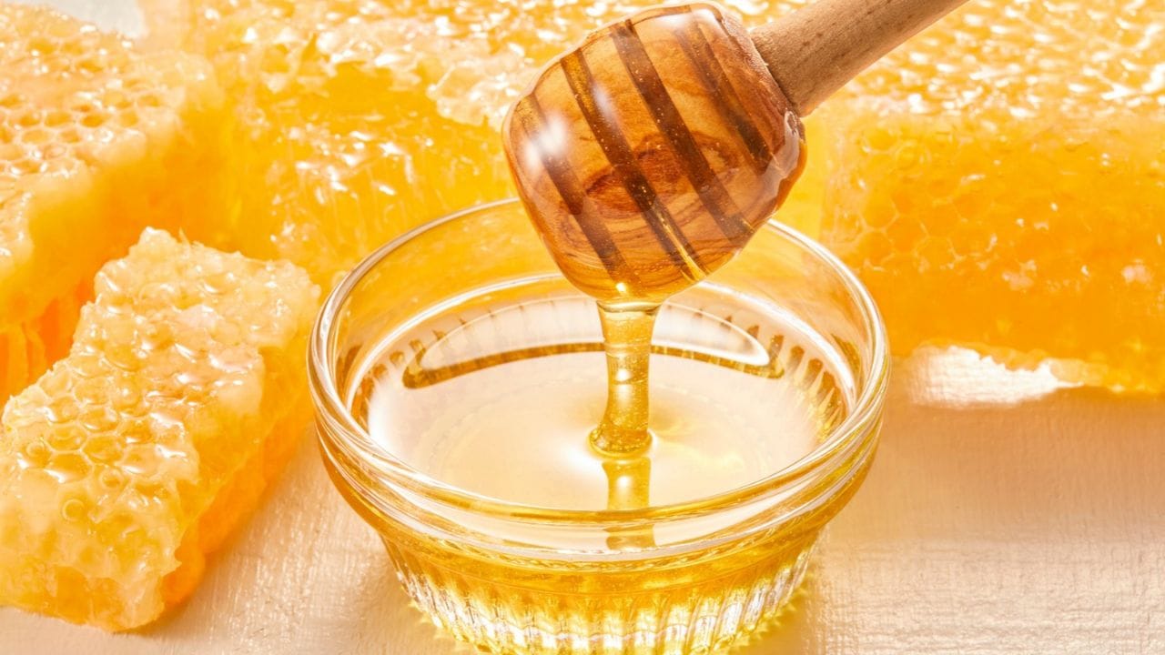 ടിഷ്യൂ പേപ്പർ പരീക്ഷണം: ഒരു ബ്ലോട്ടിംഗ് പേപ്പറിലോ ടിഷ്യൂ പേപ്പറിലോ ഒരു തുള്ളി തേൻ വയ്ക്കുക. പേപ്പർ തേനിനെ ഉടനടി വലിച്ചെടുക്കില്ല, മറുവശത്തേക്ക് നനവ് പടരുകയുമില്ല. അങ്ങനെയെങ്കിൽ അവ നല്ല തേനാണ്. അതിൽ അടങ്ങിയിരിക്കുന്ന വെള്ളത്തിന്റെ സാന്നിധ്യം കാരണം പേപ്പറിലേക്ക് വേഗത്തിൽ പടരുകയും പേപ്പർ നനയുകയും ചെയ്താൽ അത് കൃതൃമ തേനാണെന്ന് ഉറപ്പിക്കാം.