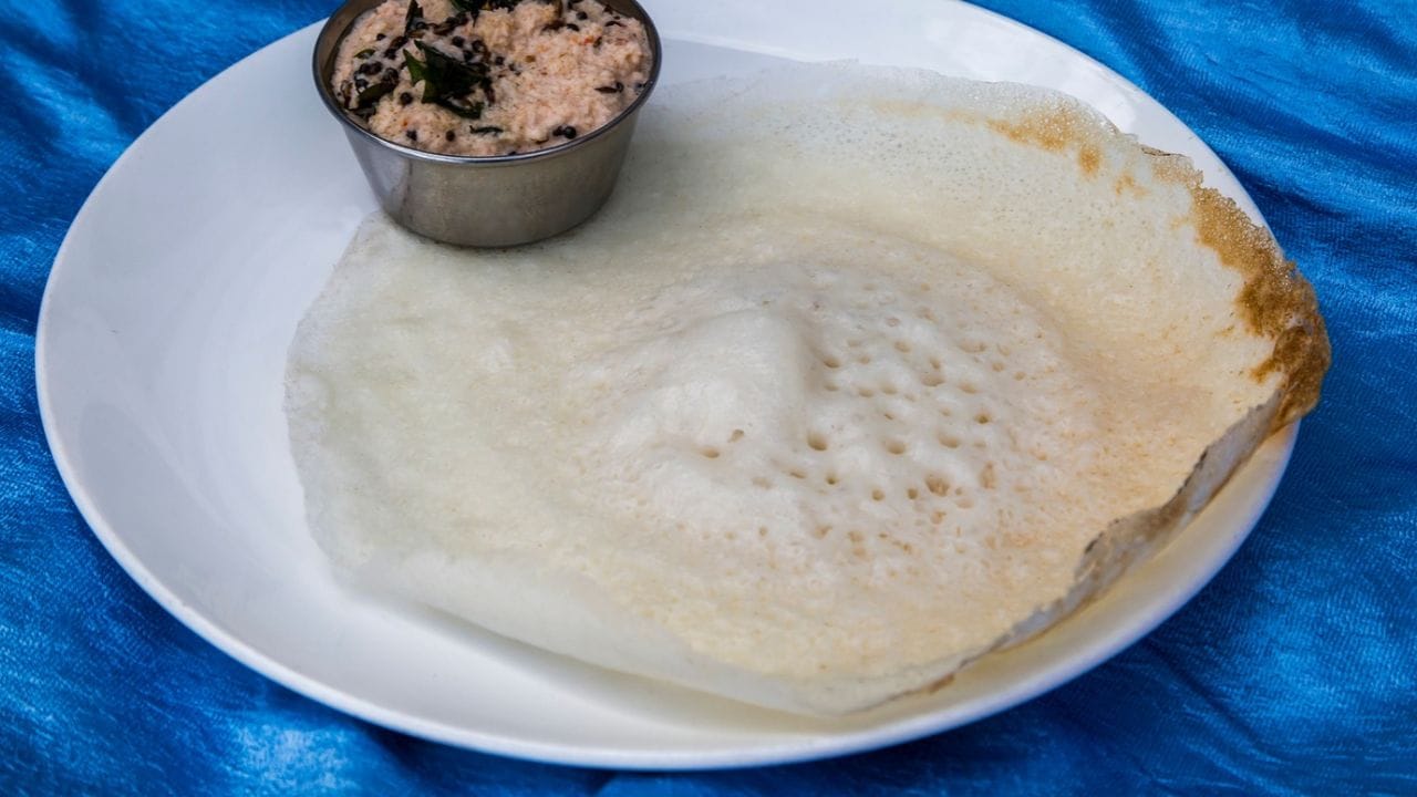 അരച്ചെടുത്ത മാവിലേക്ക് അര ടീസ്പൂൺ യീസ്റ്റ് കൂടി ചേർത്ത് കൈകൊണ്ട് നന്നായി ഇളക്കി യോജിപ്പിക്കാം. മാവ് പുളിച്ചു പൊങ്ങാനായി എട്ട് മണിക്കൂറെങ്കിലും അടച്ച് മാറ്റി വയ്ക്കുക. മാവ് പാകത്തിന് പതഞ്ഞു വന്നതിനു ശേഷം പാലപ്പച്ചട്ടി അടുപ്പിൽ വെച്ചു ചൂടാക്കാം. ഇതിലേക്ക് ഒരു തവി മാവൊഴിച്ച് ചട്ടി വട്ടത്തിൽ ചുഴറ്റി പാലപ്പത്തിൻ്റെ രൂപത്തിലാക്കി അടച്ചു വെച്ച് വേവിക്കുക.