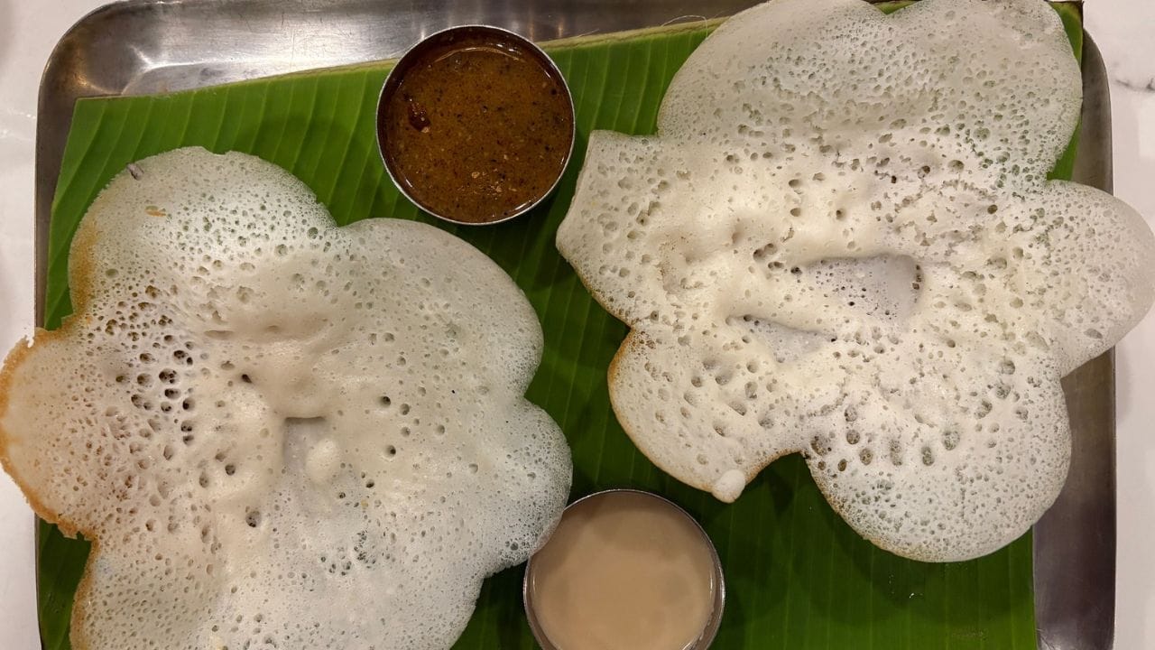 മാവ് അരയ്ക്കുമ്പോൾ പച്ചരിയോടൊപ്പം അൽപ്പം അവൽ കൂടി ചേർക്കാം. ഇത് അപ്പത്തിന് സോഫ്റ്റ്നസ് നൽകുക മാത്രമല്ല, ചട്ടിയുടെ വശങ്ങളിൽ അത് മനോഹരമായി മൊരിഞ്ഞു വരാനും ഏറെ സഹായിക്കും. പച്ചരിയും അവലും വെള്ളത്തിൽ കുതിർത്ത്, തേങ്ങയും പഞ്ചസാരയും യീസ്റ്റും ചേർത്ത് കൃത്യമായ അളവിൽ അപ്പത്തിനുള്ള മാവ് തയ്യാറാക്കാം. ബീഫ് കറി, ചിക്കൻ കറി, വെജിറ്റബിൾ സ്റ്റ്യൂ എന്നിവയോടൊപ്പം ഈ അപ്പം പെർഫെക്ട് മാച്ചാണ്.