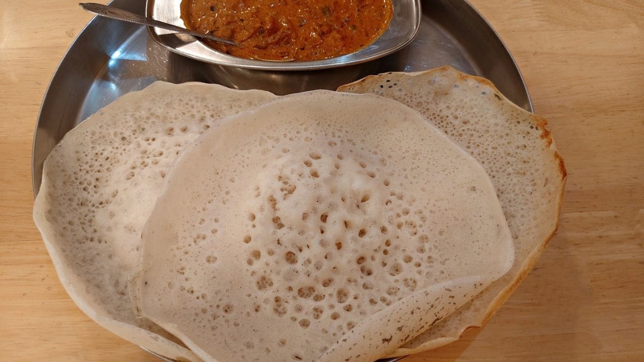 മലയാളികൾക്ക് എന്നും പ്രിയപ്പെട്ട പ്രഭാത ഭക്ഷണമാണ് അപ്പം. എന്നാൽ പലപ്പോഴും വീട്ടിലുണ്ടാക്കുമ്പോൾ അപ്പം കട്ടിയായി പോയേക്കാം... ഇനി ആ പ്രശ്നമില്ല. ഹോട്ടലുകളിൽ ലഭിക്കുന്നത് പോലെ നടുഭാഗം പഞ്ഞിപോലെ സോഫ്റ്റും വശങ്ങൾ മൊരിഞ്ഞു വരുന്നതുമായ അപ്പം വീട്ടിലും തയ്യാറാക്കാം. മാവ് തയ്യാറാക്കുമ്പോൾ ചില കാര്യങ്ങൾ ശ്രദ്ധിച്ചാൽ മാത്രം മതി. (Image Credit source: Getty Images)