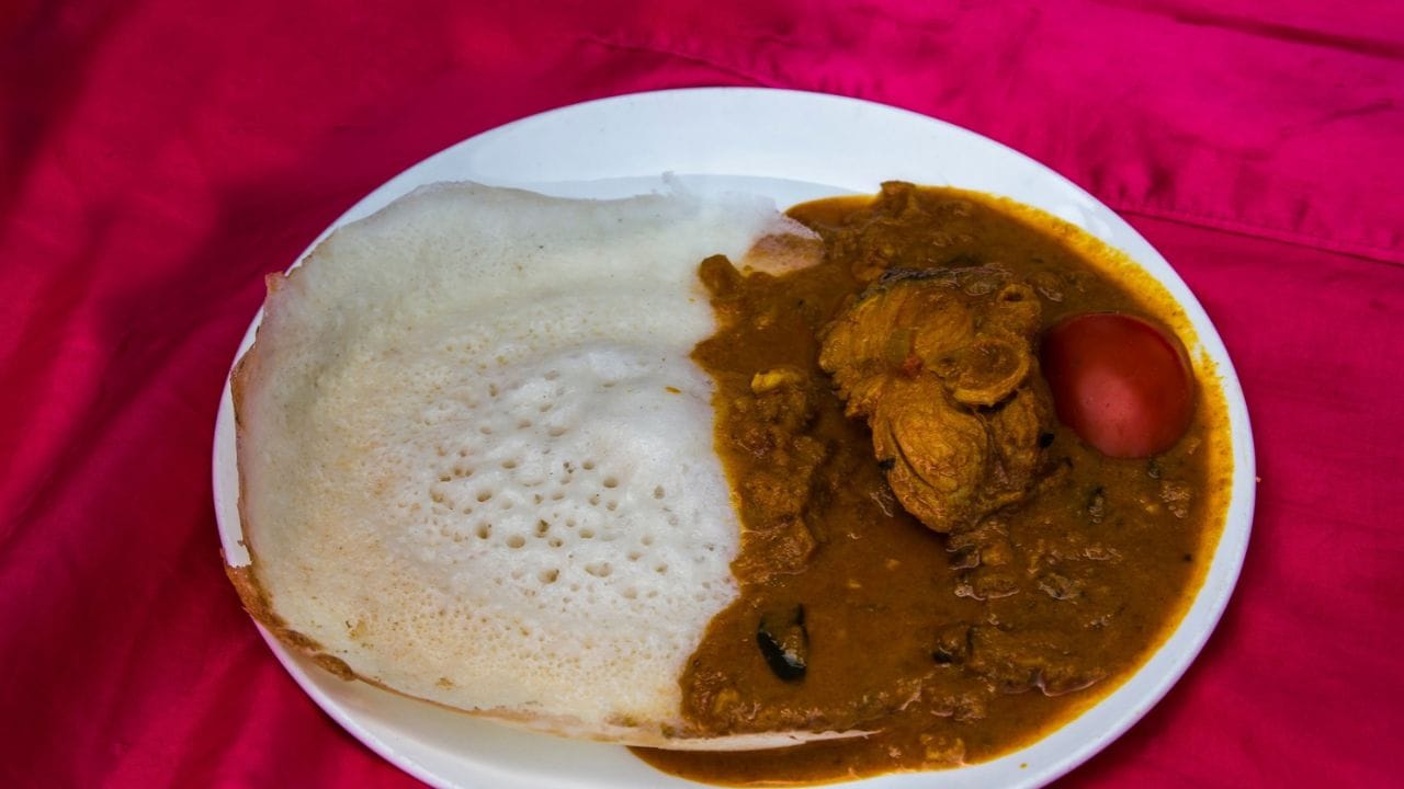 നടുഭാഗം പഞ്ഞിപോലെ മൃദുവായിട്ടും വശങ്ങൾ ക്രിസ്പിയായിട്ടും മാറുമ്പോൾ പാത്രത്തിലേക്ക് മാറ്റിയെടുക്കാം. മാവ് കൂടുതൽ സോഫ്റ്റാകുന്നതിന് അവൽ സഹായിക്കും. ഒപ്പം തേങ്ങാവെള്ളവും യീസ്റ്റും മാവ് നന്നായി പുളിക്കുന്നതിനും മികച്ച രുചി നൽകുന്നതിനും ഏറെ സഹായകരമാണ്. ഇനി ചൂടോടെ നാടൻ സ്റ്റ്യൂവിനോ കറികൾക്കൊപ്പമോ അങ്ങ് ആസ്വദിച്ച് കഴിച്ചോ....