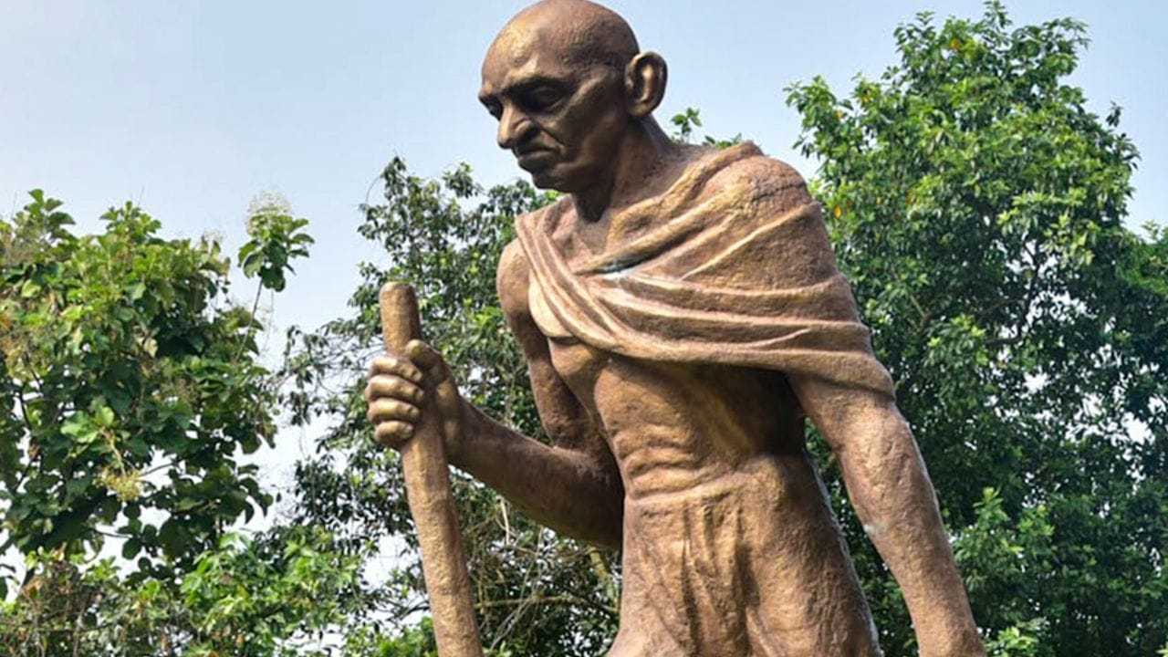 നമ്മുടെ രാഷ്ട്രപിതാവ് മഹാത്മാഗാന്ധിയുടെ 157-ാമത് ജന്മവാർഷികമാണ് ഇന്ന്, ഒക്ടോബർ 2ന് ആഘോഷിക്കുന്നത്. അദ്ദേഹം നമ്മുടെ രാജ്യത്തിനും ഇന്ത്യയുടെ സ്വാതന്ത്രത്തിനും നൽകിയ സംഭാവനകൾ ഒരിക്കവും വിസ്മരിക്കാൻ സാധിക്കില്ല. 1869 ഒക്ടോബർ 2-ന് ജനിച്ച ബാപ്പുജിയുടെ ജീവിതം, ആദർശങ്ങൾ, സ്വാതന്ത്ര്യസമര സംഭാവനകൾ എന്നിവ അനുസ്മരിച്ചാണ് രാജ്യം ഈ ദിവസം ആചരിക്കുന്നത്. ഐക്യരാഷ്ട്രസഭയുടെ ആഹ്വാനപ്രകാരം ഒക്ടോബർ രണ്ട് അന്താരാഷ്ട്ര അഹിംസാ ദിനമായും ആചരിക്കുന്നു. (Image Credit source: Getty Images, PTI)