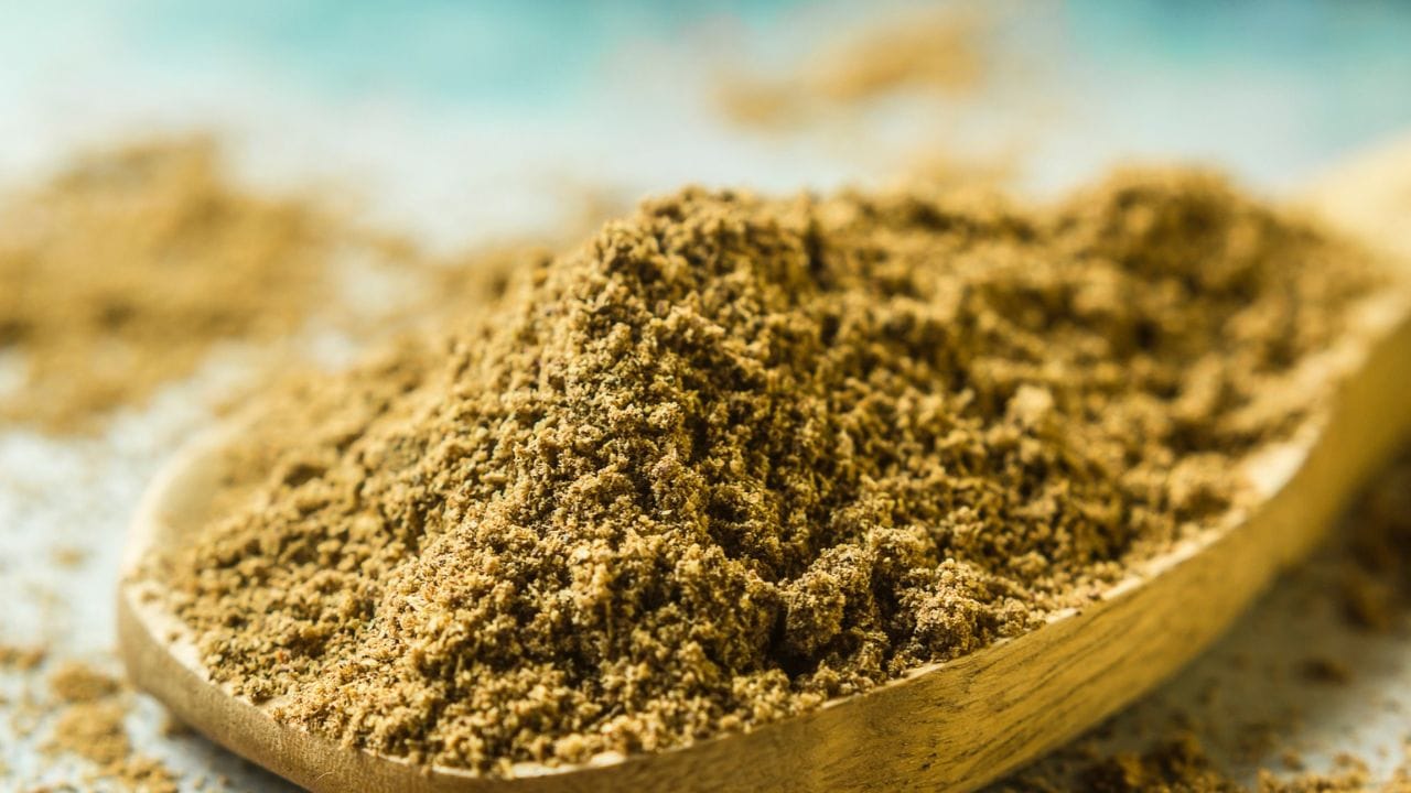 രുചികരമായ കറികൾ തയ്യാറാക്കുമ്പോൾ അതിന് പ്രത്യേക മണവും രുചിയും നൽകാൻ നമ്മൾ ഗരം മസാല ഉപയോഗിക്കാറുണ്ട്. എന്നാൽ പലപ്പോഴും പെട്ടെന്ന് കറി വെക്കുമ്പോൾ അടുക്കളയിൽ ഗരം മസാല ഇല്ലെന്നത് ഒരു പ്രധാന പ്രശ്നമാകാറുണ്ട്. ഈ സന്ദർഭങ്ങളിൽ ഗരം മസാലയ്ക്ക് പകരം ഉപയോഗിക്കാൻ പറ്റിയ ഒരു അത്ഭുത ഇലയുണ്ടെന്ന് നിങ്ങൾക്ക് അറിയാമോ? (Image Credit source: Getty Images)