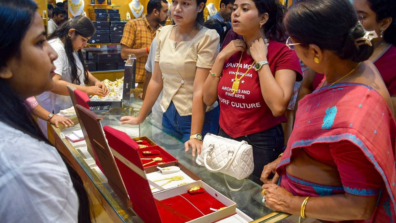 ചെറിയ തുക ഉപയോഗിച്ച് സ്വര്ണം ശേഖരിക്കാന് ആഗ്രഹിക്കുന്നവര്ക്ക് കുറഞ്ഞ തൂക്കത്തിലുള്ള നാണയങ്ങള് തിരഞ്ഞെടുക്കാം. വാങ്ങുന്നതിന് മുമ്പ് സ്വര്ണത്തിന്റെ പരിശുദ്ധി, തൂക്കം, ബില്, തിരികെ വില്ക്കുമ്പോഴോ മാറ്റിവാങ്ങുമ്പോഴോ ലഭിക്കുന്ന വ്യവസ്ഥകള് എന്നിവ പരിശോധിക്കണം. വിശ്വാസ്യതയുള്ള വില്പ്പനക്കാരില്നിന്ന് വാങ്ങുന്നതും പ്രധാനമാണ്.
