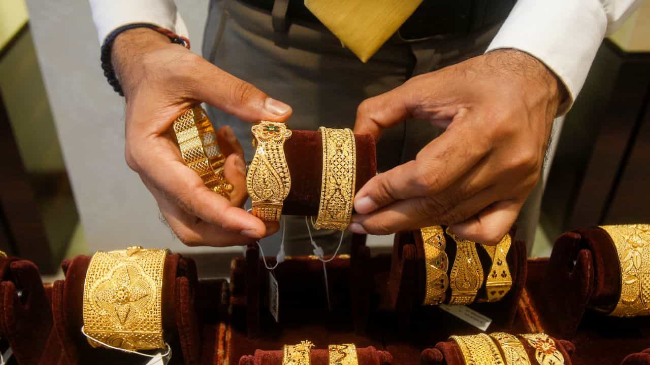 Kerala Gold Rate: സ്വർണം വാങ്ങാൻ പദ്ധതിയുണ്ടോ? വില ഇനിയും താഴാൻ സാധ്യത Kerala Gold Rate: സ്വർണം വാങ്ങാൻ പദ്ധതിയുണ്ടോ? വില ഇനിയും താഴാൻ സാധ്യത