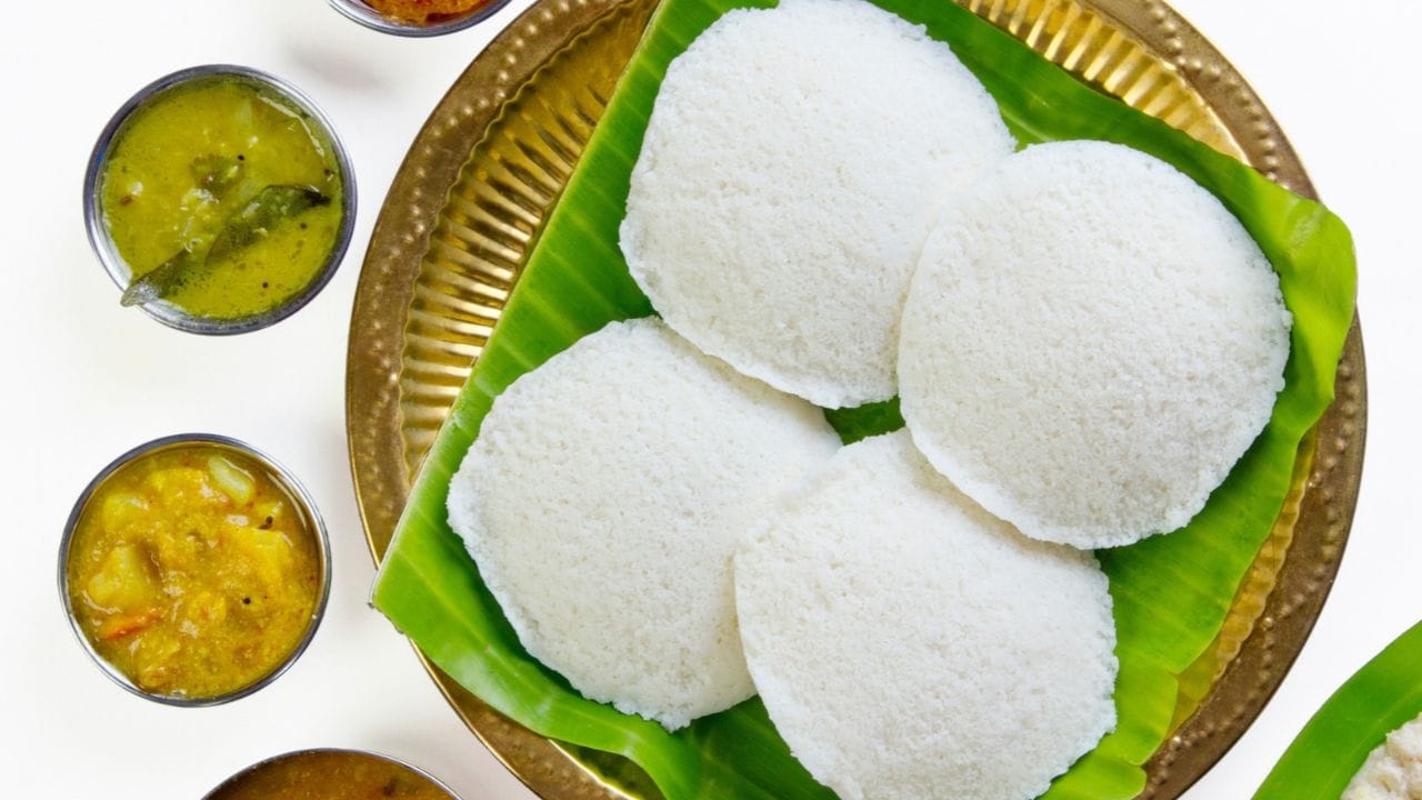 പച്ചമുളകിന് പകരം 2-3 കാന്താരി മുളക് ഞെട്ടോടു കൂടി ഉപയോഗിച്ചാലും ഇതേ ഫലം ലഭിക്കും. മഴയോ തണുപ്പോ ഉള്ള സമയങ്ങളിൽ മാവ് പാത്രത്തോടെ ഓവനിനുള്ളിലോ അല്ലെങ്കിൽ അടച്ചുറപ്പുള്ള ചൂടുള്ള സ്ഥലത്തോ വെക്കുന്നത് മാവ് വേഗം പൊന്തിവരാൻ സഹായിക്കും. ഇനി ഇഡ്ഡലിയും ദോശയും കട്ടിയാകുമെന്ന പേടി വേണ്ട. മാവ് അരക്കുമ്പോൾ തന്നെ ഈ കൊച്ചു സൂത്രം പരീക്ഷിച്ചു നോക്കിയാൽ മതി.