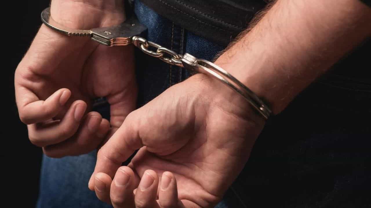 Health Inspector Arrested: കൈക്കൂലിപ്പണം ക്ലോസറ്റിലിട്ട് ഫ്ലഷ് ചെയ്തു! പൈപ്പ് പൊളിച്ച് വിജിലൻസ്; ഹെൽത്ത് ഇൻസ്പെക്ടർ കുടുങ്ങി Health Inspector Arrested: കൈക്കൂലിപ്പണം ക്ലോസറ്റിലിട്ട് ഫ്ലഷ് ചെയ്തു! പൈപ്പ് പൊളിച്ച് വിജിലൻസ്; ഹെൽത്ത് ഇൻസ്പെക്ടർ കുടുങ്ങി
