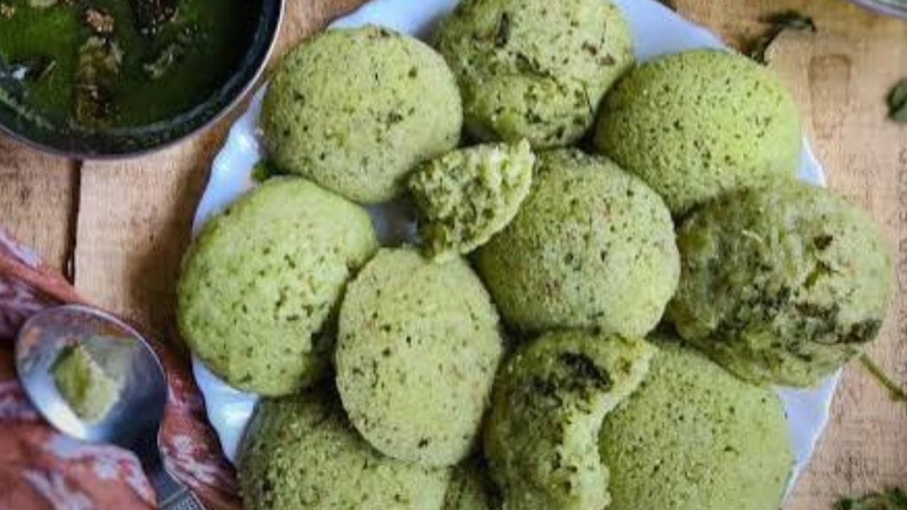 ഒരു പാത്രത്തിൽ ഇഡ്ഡലി മാവ് എടുത്ത് അതിലേക്ക് മുരിങ്ങയില അരച്ചത് ചേർക്കുക. അരിച്ച് ചേർത്താലും മതിയാകും. എല്ലാം നന്നായി യോജിക്കുന്നതിന് സാവധാനം ഇളക്കുക. ഈ മിശ്രിതം ഏകദേശം 10 മിനിറ്റ് നേരം അങ്ങനെതന്നെ വയ്ക്കുക. പിന്നീട് ഇഡ്ഡലിത്തട്ടുകളിൽ അല്പം എണ്ണ പുരട്ടി അതിലേക്ക് പച്ച നിറത്തിലുള്ള മാവ് കോരിയൊഴിക്കുക. ആവിയിൽ വേവിച്ചെടുത്താൽ നല്ല പതുപതുത്ത ഇഡ്ഡലി റെഡിയായി കിട്ടും.