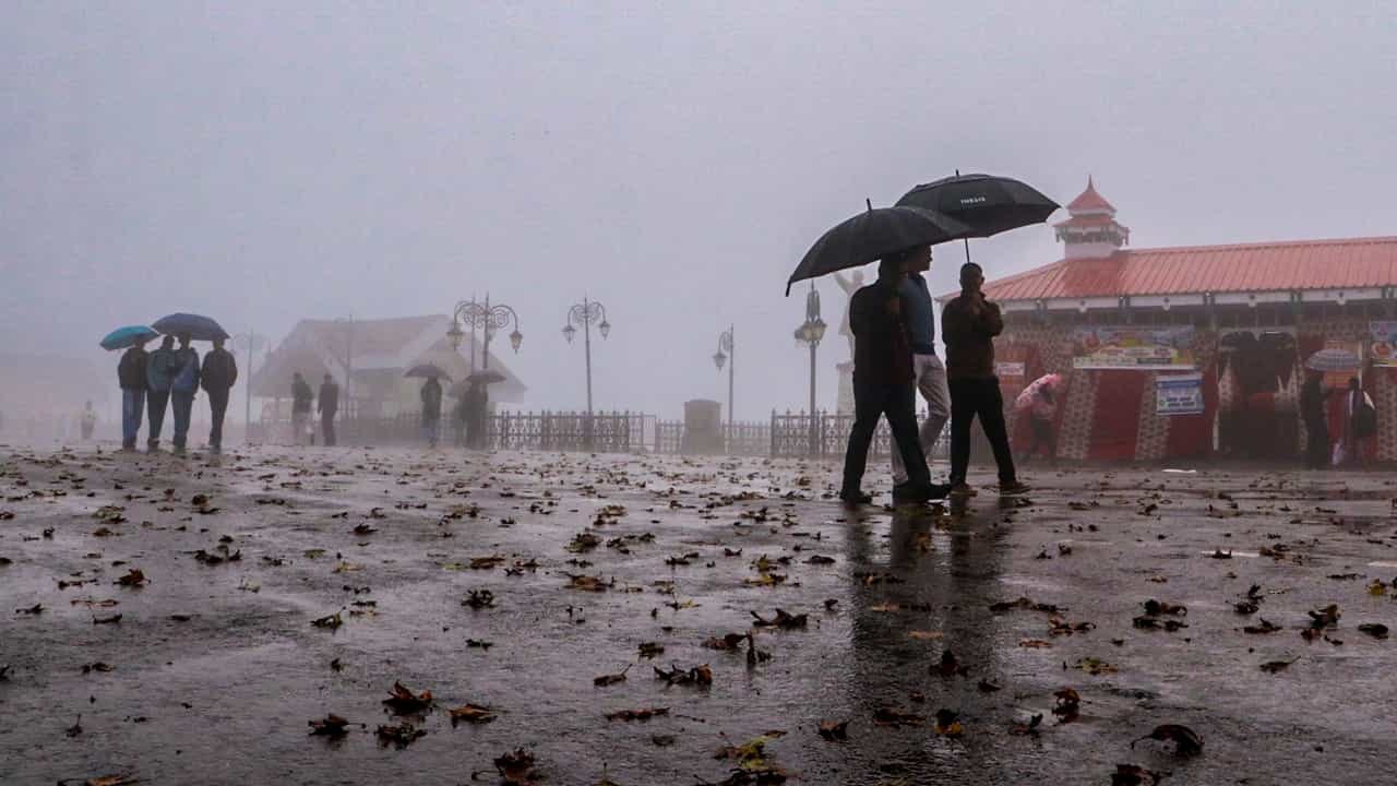 Kerala Rain Alert: റെഡ് അലര്ട്ടില് മാറ്റമില്ല; ചുവന്ന് തുടുത്ത് മൂന്നു ജില്ലകള്! ജാഗ്രതയോടെ കേരളം Kerala Rain Alert: റെഡ് അലര്ട്ടില് മാറ്റമില്ല; ചുവന്ന് തുടുത്ത് മൂന്നു ജില്ലകള്! ജാഗ്രതയോടെ കേരളം