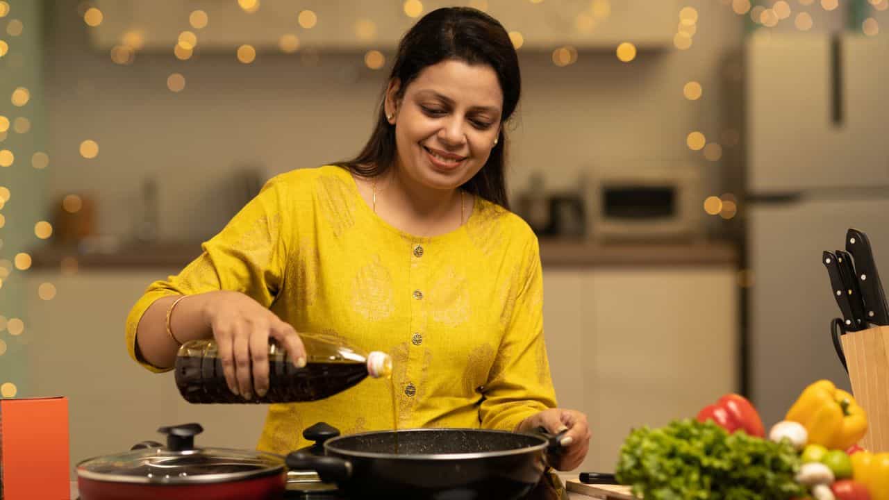Business Ideas: അടുക്കളയിൽ നിന്ന് വരുമാനം; വീട്ടിലിരുന്ന് തുടങ്ങാം ഈ 5 ബിസിനസുകൾ Business Ideas: അടുക്കളയിൽ നിന്ന് വരുമാനം; വീട്ടിലിരുന്ന് തുടങ്ങാം ഈ 5 ബിസിനസുകൾ
