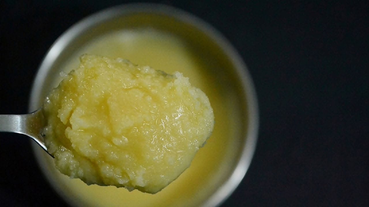 വിപണിയിൽ ഇന്ന് ധാരാളം ബ്രാൻഡുകളിൽ നെയ്യ് ലഭ്യമാണ്. എന്നാൽ നമ്മൾ വാങ്ങുന്ന നെയ്യ് പൂർണ്ണമായും ശുദ്ധമാണോ, അതോ മറ്റെന്തെങ്കിലും രാസവസ്തുക്കൾ കലർന്ന വ്യാജനാണോ എന്ന് എങ്ങനെ തിരിച്ചറിയും? ഭക്ഷണത്തിൽ സ്ഥിരമായി ഉപയോഗിക്കുന്ന നെയ്യിലെ മായം ആരോഗ്യത്തിന് ഏറെ ഹാനികരമാണ്. പണ്ടുകാലത്ത് വീടുകളിൽ തന്നെയാണ് നെയ്യ് ഉല്പാദിപ്പിച്ചിരുന്നത്. എന്നാൽ ഇന്ന് അങ്ങനെയ്ല്ല. (Image Credit Source: Getty Images)
