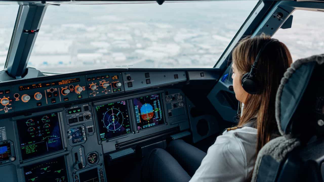 Commercial Pilot Salary: പൈലറ്റാകാൻ പ്ലസ് ടു മതി, പക്ഷേ പരിശീലനത്തിന് എത്ര ലക്ഷം വേണം? Commercial Pilot Salary: പൈലറ്റാകാൻ പ്ലസ് ടു മതി, പക്ഷേ പരിശീലനത്തിന് എത്ര ലക്ഷം വേണം?