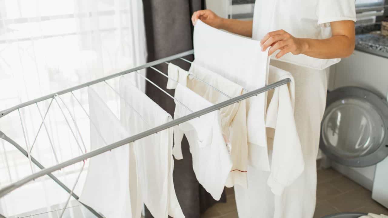 White Cloth Washing Tips: വെള്ള വസ്ത്രങ്ങളുടെ നിറം മങ്ങില്ല? മഞ്ഞക്കറകൾ മാറ്റി വെളുപ്പിച്ചെടുക്കാൻ ഈ ഹാക്കുകൾ മതി! White Cloth Washing Tips: വെള്ള വസ്ത്രങ്ങളുടെ നിറം മങ്ങില്ല? മഞ്ഞക്കറകൾ മാറ്റി വെളുപ്പിച്ചെടുക്കാൻ ഈ ഹാക്കുകൾ മതി!