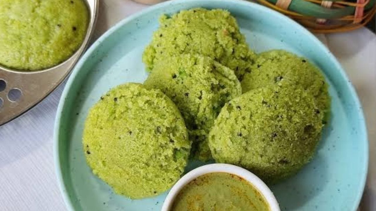 തയ്യാറാക്കുന്ന വിധം: മുരിങ്ങയില നന്നായി കഴുകി തണ്ടുകൾ നീക്കം ചെയ്യുക. ഇലകളിലെ വെള്ളം പൂർണ്ണമായും വാർന്നുപോകണം. ഇളം ഇലകൾ മാത്രം ഉപയോഗിക്കുന്നത് ഇഡ്ഡലി സോഫ്റ്റാകാൻ ലഭിക്കാൻ സഹായിക്കും. ശേഷം മിക്സിയുടെ ജാറിലേക്ക് മുരിങ്ങയില, പച്ചമുളക്, ഇഞ്ചി, അല്പം വെള്ളം എന്നിവ ചേർത്ത് പേസ്റ്റ് രൂപത്തിൽ അരച്ചെടുക്കുക. അധികം വെള്ളം ചേർക്കുന്നത് ഒഴിവാക്കുക. കാരണം, വെള്ളം കൂടിയാൽ മാവ് വല്ലാതെ നേർത്തുപോകാൻ സാധ്യതയുണ്ട്.
