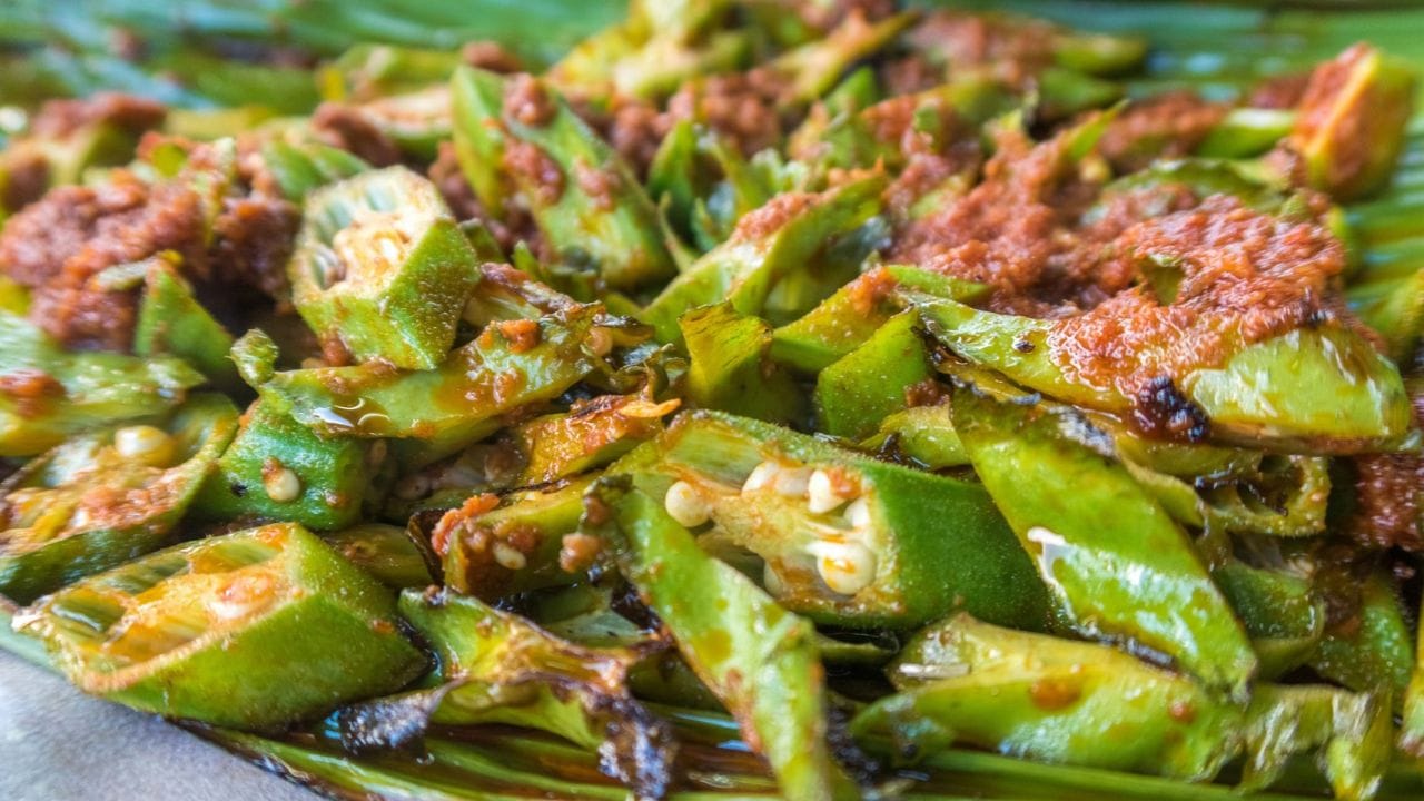 ഉച്ചയൂണിന് വെണ്ടയ്ക്ക മെഴുക്കുപുരട്ടിയോ ഫ്രൈയോ തയ്യാറാക്കുമ്പോൾ പല വീട്ടമ്മമാരും നേരിടുന്ന വലിയൊരു പ്രശ്നമാണ് വെണ്ടയ്ക്കയിലെ വഴുവഴുപ്പ്. എത്ര നേരം വഴറ്റിയാലും വെണ്ടയ്ക്ക കഷണങ്ങൾ തമ്മിൽ ഒട്ടിപ്പിടിച്ച് കുഴഞ്ഞുപോകുന്നത് പതിവാണ്. എന്നാൽ ഇനി വെണ്ടയ്ക്ക ഫ്രൈ ചെയ്യുമ്പോൾ ചെറിയൊരു പൊടികൈയിലൂടെ വഴുവഴുപ്പ് നിമിഷനേരം കൊണ്ട് അപ്രത്യക്ഷമാക്കാനും വെണ്ടയ്ക്ക നല്ല ക്രിസ്പിയായി മൊരിച്ചെടുക്കാനും സാധിക്കും. (Image Credit Source: Getty Images)
