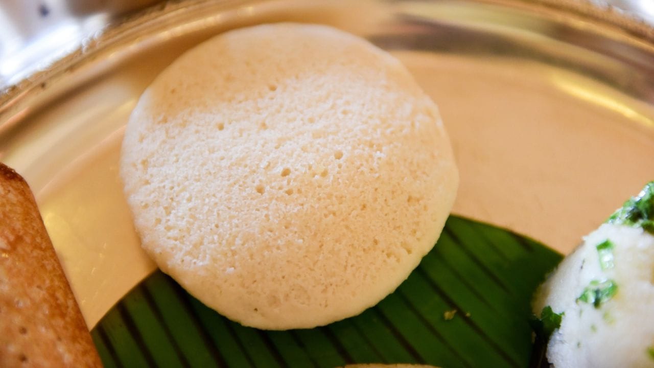മലയാളികളുടെ രാവിലത്തെ പ്രധാന പ്രഭാതഭക്ഷണമാണ് ഇഡ്ഡലിയും ദോശയും. എന്നാൽ പലപ്പോഴും മാവ് തക്കസമയത്ത് പുളിച്ചുകിട്ടാത്തതും, ഉണ്ടാക്കുന്ന ഇഡ്ഡലി കട്ടിയായിപ്പോകുന്നതും പല വീട്ടമ്മമാരുടെയും സ്ഥിരം പരാതിയാണ്. പ്രത്യേകിച്ച് തണുപ്പുകാലത്തോ മഴക്കാലത്തോ മാവ് വേണ്ടത്ര പൊങ്ങി വരാറില്ല. എന്നാൽ ഇനി ഈ പ്രശ്നത്തിന് വളരെ ലളിതമായ ഒരു പൊടികൈ പ്രയോഗിച്ചാൽ മതിയാകും. (Image Credit Source: Getty Images)