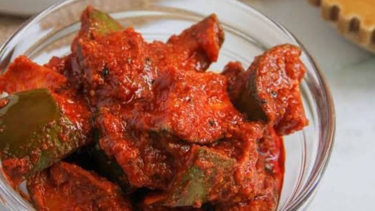 അല്പം വിനാഗിരി ചേർക്കുന്നത് അച്ചാറിന് പുളിരസം നൽകുന്നതിനോടൊപ്പം പ്രകൃതിദത്ത പ്രിസർവേറ്റീവായി പ്രവർത്തിക്കുകയും ചെയ്യും. ഓരോ തവണ അച്ചാർ എടുത്ത ശേഷവും ബാക്കിയുള്ള അച്ചാർ എണ്ണയ്ക്ക് താഴെയാക്കി അമർത്തി വയ്ക്കുക. എണ്ണ വറ്റിപ്പോയാൽ അല്പം കൂടി ചൂടാക്കി തണുപ്പിച്ച നല്ലെണ്ണ മുകളിലേക്ക് ഒഴിച്ചു കൊടുക്കാവുന്നതാണ്. ഇങ്ങനെ ചെയ്യുന്നത് എത്ര നാൾ വേണമെങ്കിലും അച്ചാർ കേടുകൂടാതെ ഇരിക്കും.