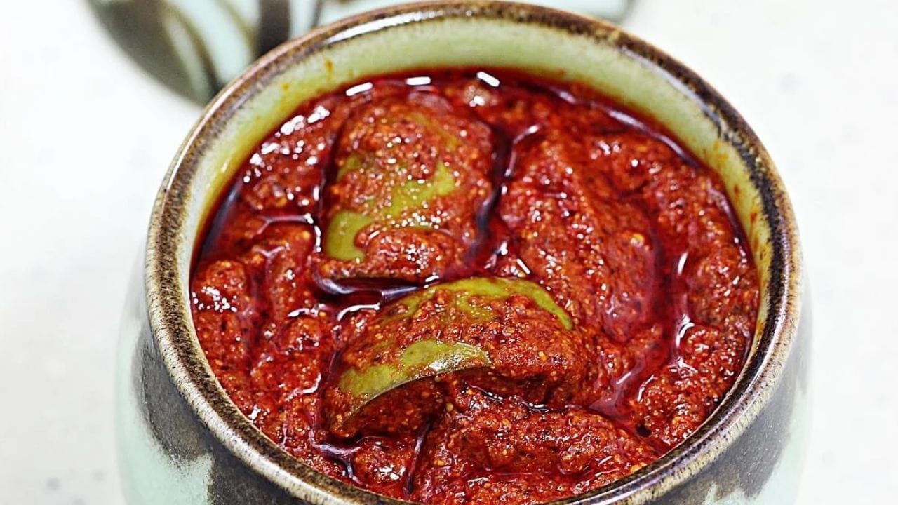 വീട്ടിലുണ്ടാക്കുന്ന മാങ്ങാ അച്ചാറോ നാരങ്ങാ അച്ചാറോ ആഴ്ചകൾ കഴിയും മുൻപേ അതിൻ്റെ മുകളിൽ വെളുത്ത നിറത്തിൽ പൂപ്പൽ വന്ന് കേടായിപ്പോകുന്നത് പലരും പറയുന്ന പ്രശ്നമാണ്. എന്നാൽ യാതൊരുവിധ പ്രിസർവേറ്റീവുകളും ചേർക്കാതെ തന്നെ വർഷങ്ങളോളം അച്ചാർ ഫ്രഷ് ആയി സൂക്ഷിക്കാൻ ഒരു ലളിതമായ വഴിയുണ്ട്. അച്ചാറിലെ പൂപ്പലിന് ശാശ്വത പരിഹാരമായി ചെയ്യേണ്ട എന്തെല്ലാമെന്ന് നോക്കാം. (Image Credit Source: social media)