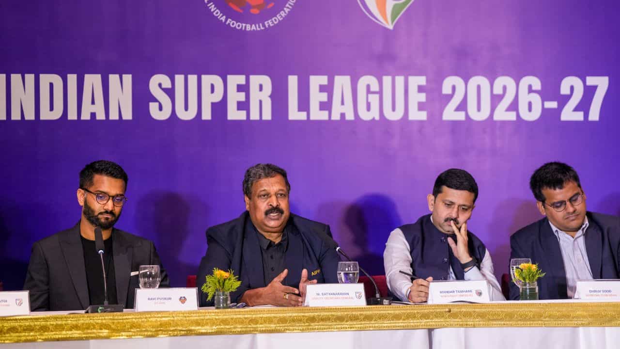 ISL 2026-27 സീസണിൽ മികച്ച താരങ്ങൾക്ക് എന്ത് നേട്ടം? ഗോൾഡൻ ബൂട്ട് മുതൽ ഗോൾഡൻ ഗ്ലൗവ് വരെ ISL 2026-27 സീസണിൽ മികച്ച താരങ്ങൾക്ക് എന്ത് നേട്ടം? ഗോൾഡൻ ബൂട്ട് മുതൽ ഗോൾഡൻ ഗ്ലൗവ് വരെ