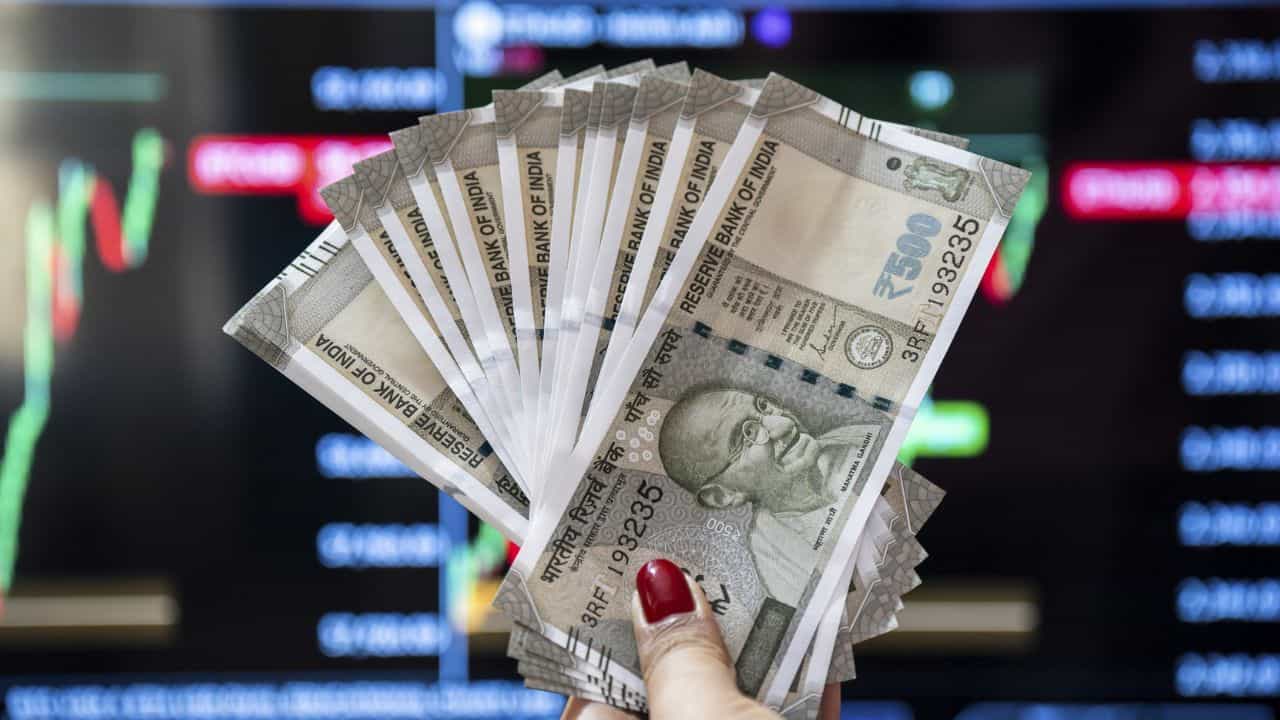 2027 Salary Hike in India: 2027ൽ ശമ്പളത്തിൽ 9.1% വർധന; കൂടുതൽ നേട്ടം ഈ മേഖലകളിൽ 2027 Salary Hike in India: 2027ൽ ശമ്പളത്തിൽ 9.1% വർധന; കൂടുതൽ നേട്ടം ഈ മേഖലകളിൽ