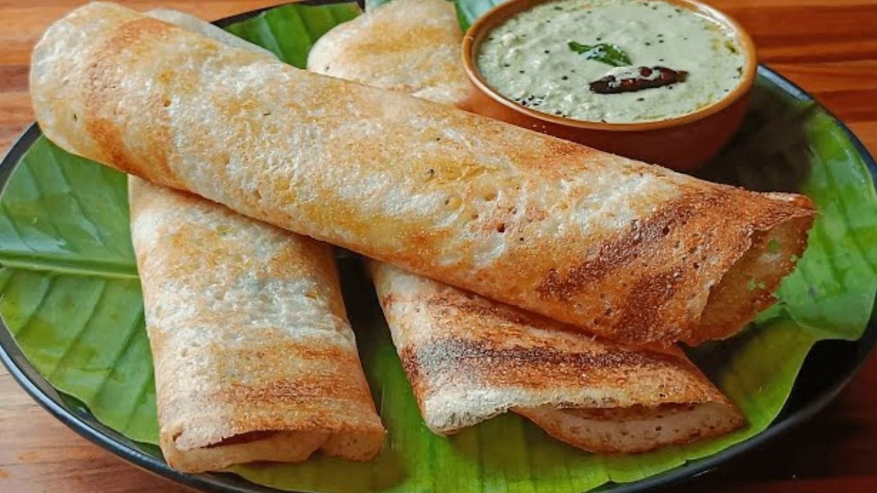 ഇതിന് പ്രധാനമായിട്ടും ആവശ്യം പൊരി, തൈര്, റവ, ഗോതമ്പ് പൊടി, റവ, ഉപ്പ്, വെള്ളം,യീസ്റ്റ് എന്നിവയാണ്. ഇനി ദോശയ്ക്കുവേണ്ടിയുള്ള മാവ് എങ്ങനെയാണ് തയ്യാറാക്കേണ്ടത് എന്നു നോക്കാം. 