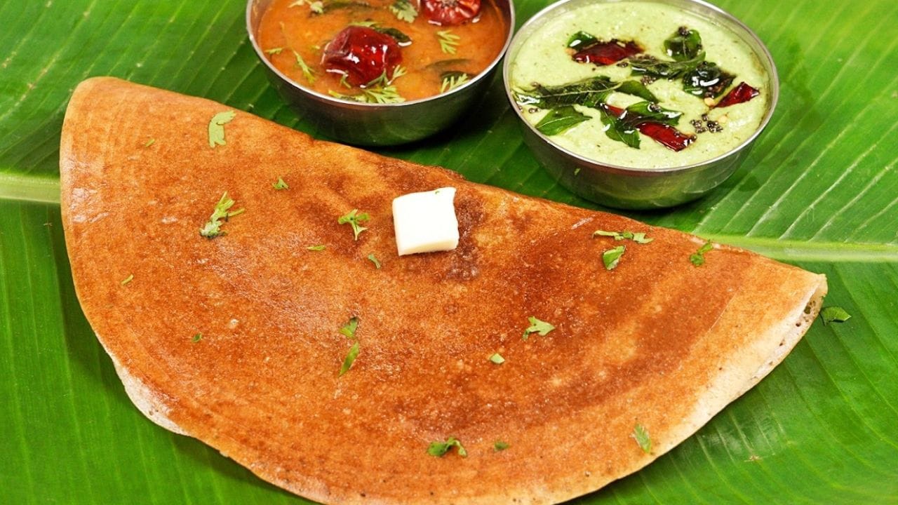  ഈ മാവിലേക്ക് അല്പം ബേക്കിംഗ് സോഡയും ചേർത്ത് കുറച്ചുനേരം അടച്ചുവെച്ച് കഴിഞ്ഞാൽ രുചികരമായ ദോശയ്ക്കുള്ള മാവ് തയ്യാറായി. ഇതിൽ ആവശ്യാനുസരണം നിങ്ങൾക്ക് ദോശ ഉണ്ടാക്കി കഴിക്കാവുന്നതാണ്. സാധാരണ അരി, ഉഴുന്ന് ദോശയുടെ അതേ രൂപത്തിലും രുചിയിലും തന്നെയാണ് ഇത് ലഭിക്കുക.