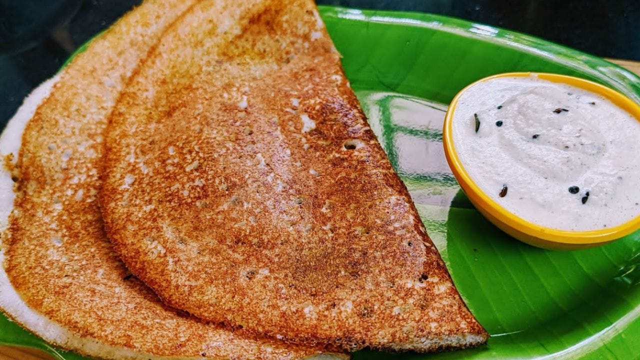  ദോശ സാമ്പാർ അല്ലെങ്കിൽ മുട്ടക്കറി ചിക്കൻ കറി എന്നിങ്ങനെ വ്യത്യസ്തമായ കറികൾക്കൊപ്പം ഈ ദോശ വളരെ രുചികരം ആയിരിക്കും. മാത്രമല്ല അരിയും ഉഴുന്നും അടിക്കേണ്ട ബുദ്ധിമുട്ട് ഒന്നും ഇതിന് ഇല്ല എന്നതാണ് ഈ ദോശുടെ മറ്റൊരു പ്രത്യേകത.