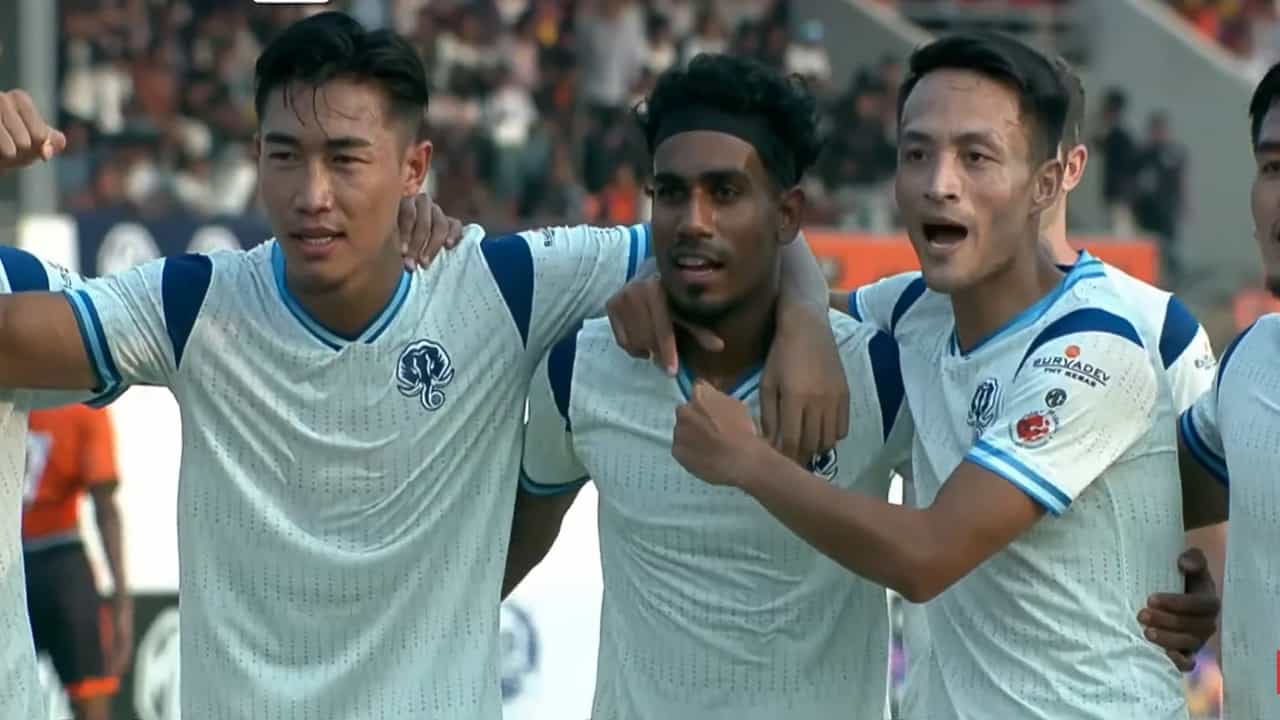 Kerala Blasters: ഗോളടിച്ച് വിബിന് മോഹനന്, ആദ്യ പകുതിയില് കേരള ബ്ലാസ്റ്റേഴ്സിന് ലീഡ് Kerala Blasters: ഗോളടിച്ച് വിബിന് മോഹനന്, ആദ്യ പകുതിയില് കേരള ബ്ലാസ്റ്റേഴ്സിന് ലീഡ്