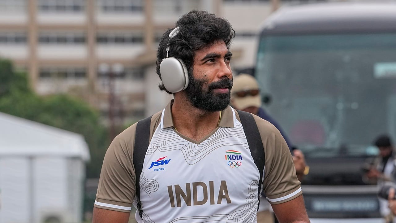 ന്യൂസിലാൻഡിലെ രണ്ട് ടെസ്റ്റ് മത്സരങ്ങൾക്കായി ബുംറയെ സംരക്ഷിക്കണം. അവിടെ ബുംറ നിർണായകമായേക്കും. ആറാഴ്ച നീണ്ടുനിൽക്കുന്ന ന്യൂസിലാൻഡ് പര്യടനം ഇന്ത്യന് ടീമിന് നിര്ണായകമാണ്. ഇന്ത്യൻ ക്രിക്കറ്റ് എവിടേക്കാണ് പോകുന്നതെന്ന് ഈ പര്യടനം വ്യക്തമായ സൂചന നൽകുമെന്നും ശാസ്ത്രി അഭിപ്രായപ്പെട്ടു.