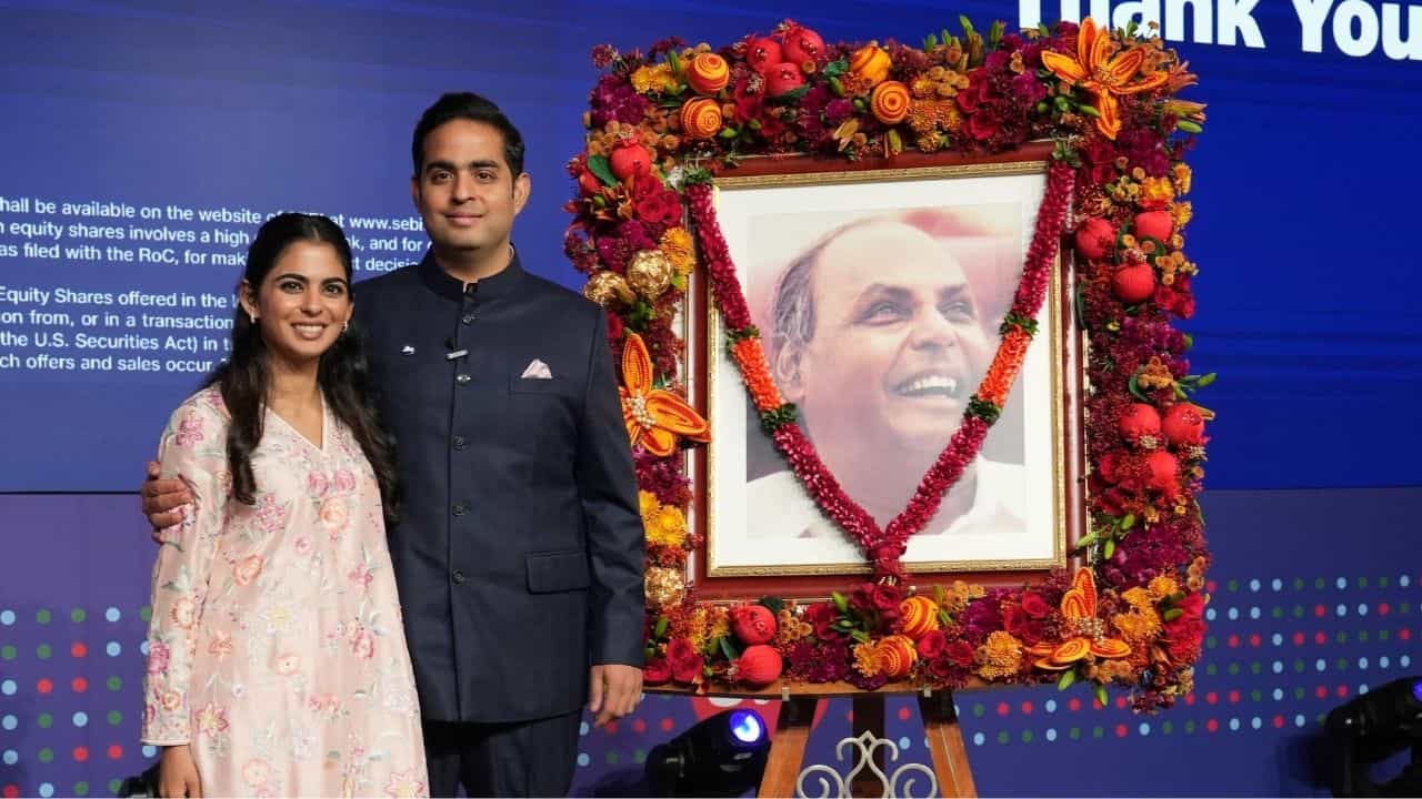 Jio Platforms IPO: ചരിത്രം കുറിച്ച് ജിയോ പ്ലാറ്റ്ഫോംസ് ഐപിഒ; 7 ലക്ഷം കോടി രൂപയുടെ റെക്കോർഡ് ഡിമാൻഡ് Jio Platforms IPO: ചരിത്രം കുറിച്ച് ജിയോ പ്ലാറ്റ്ഫോംസ് ഐപിഒ; 7 ലക്ഷം കോടി രൂപയുടെ റെക്കോർഡ് ഡിമാൻഡ്