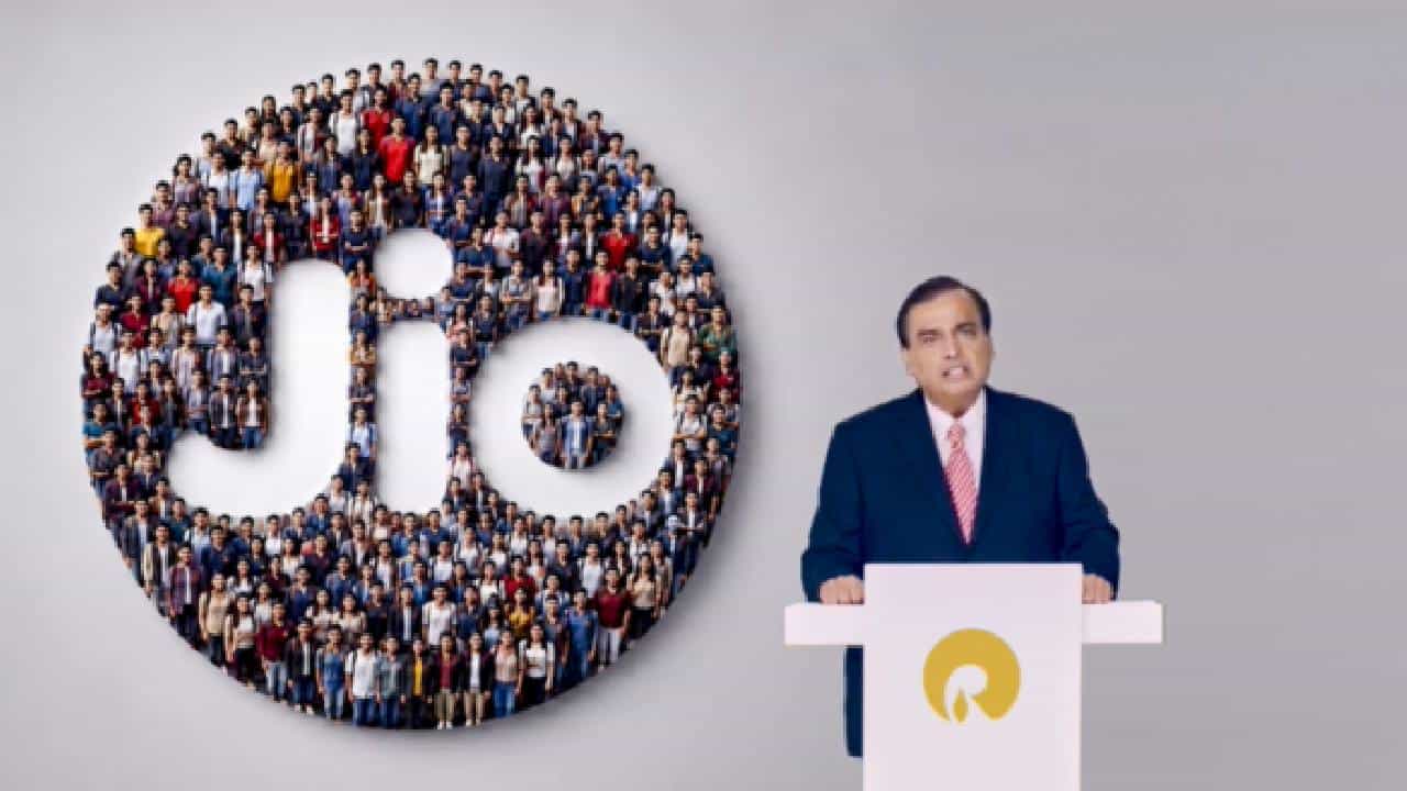 Jio IPO: തുടങ്ങും മുമ്പേ 2.5 ലക്ഷം കോടി രൂപയുടെ നിക്ഷേപ താൽപ്പര്യം; ജിയോ ഷെയറിന് ആഗോള ഭീമന്മാർ രംഗത്ത് Jio IPO: തുടങ്ങും മുമ്പേ 2.5 ലക്ഷം കോടി രൂപയുടെ നിക്ഷേപ താൽപ്പര്യം; ജിയോ ഷെയറിന് ആഗോള ഭീമന്മാർ രംഗത്ത്