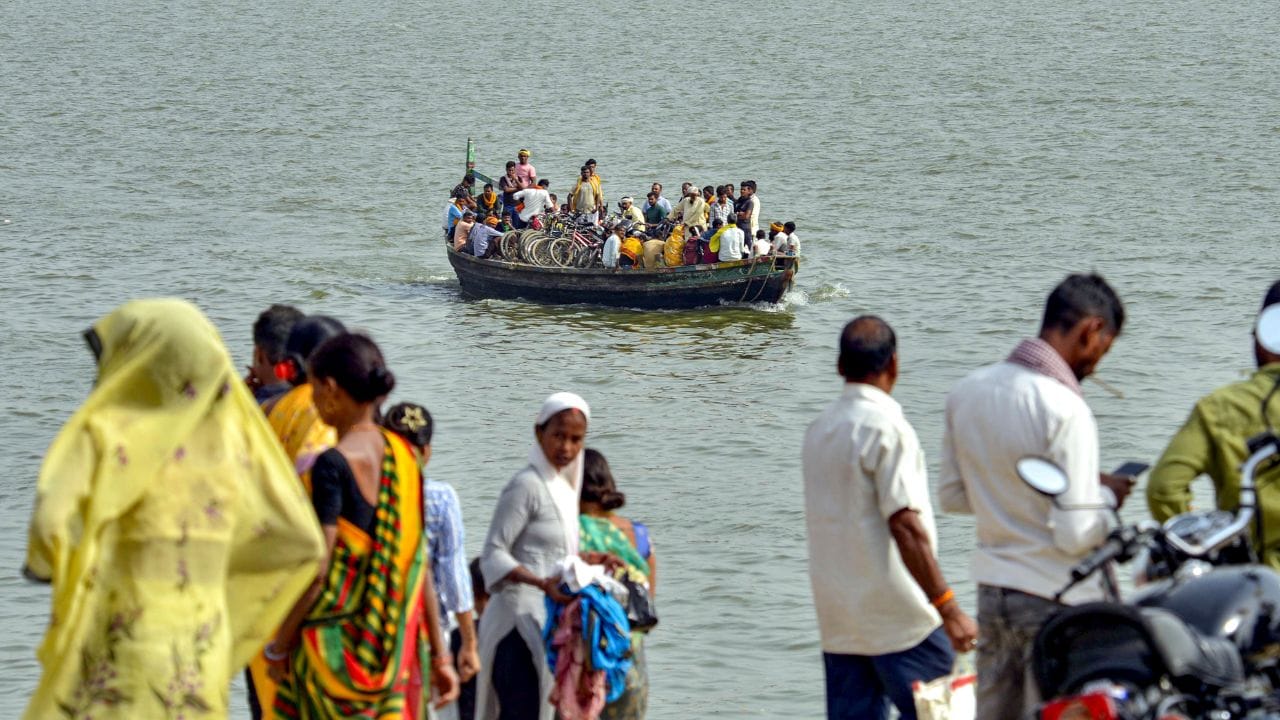 യാത്ര പോകാന്‍ ആഗ്രഹിക്കുന്നവര്‍ക്ക് മുഴുവന്‍ തുകയും ഒരുമിച്ച് കണ്ടെത്തേണ്ട സാഹചര്യം ഒഴിവാക്കാന്‍ പുതിയ പദ്ധതിയുമായി കേരള ഫോറസ്റ്റ് ഡെവലപ്‌മെന്റ് കോര്‍പറേഷന്‍. ട്രാവല്‍ ടുഡേ, പേ ടുമോറോ എന്ന പേരിലാണ് യാത്രകള്‍ക്കായി ചെലവാകുന്ന തുക തവണകളായി തിരിച്ചടയ്ക്കാന്‍ സൗകര്യമൊരുക്കുന്നത്. കെഎഫ്ഡിസിയുടെ ഷോല ബ്രാന്‍ഡിന് കീഴില്‍ നടപ്പാക്കുന്ന പദ്ധതിയുടെ ആദ്യഘട്ടത്തില്‍ കോര്‍പറേഷന്‍ നേരിട്ട് നടത്തുന്ന ഏഴ് വിനോദസഞ്ചാര കേന്ദ്രങ്ങളെയാണ് ഉള്‍പ്പെടുത്തുന്നത്.


