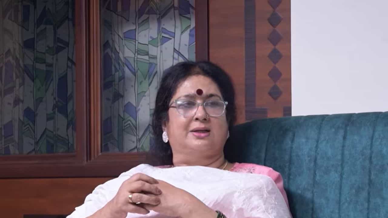 Actress Kalaranjini: ‘അദ്ദേഹം ഒരിക്കലും അറിഞ്ഞുകൊണ്ട് ചെയ്യില്ല’; ശബ്ദം നഷ്ടമായ സംഭവം ഓർത്തെടുത്ത് കലാരഞ്ജിനി Actress Kalaranjini: ‘അദ്ദേഹം ഒരിക്കലും അറിഞ്ഞുകൊണ്ട് ചെയ്യില്ല’; ശബ്ദം നഷ്ടമായ സംഭവം ഓർത്തെടുത്ത് കലാരഞ്ജിനി