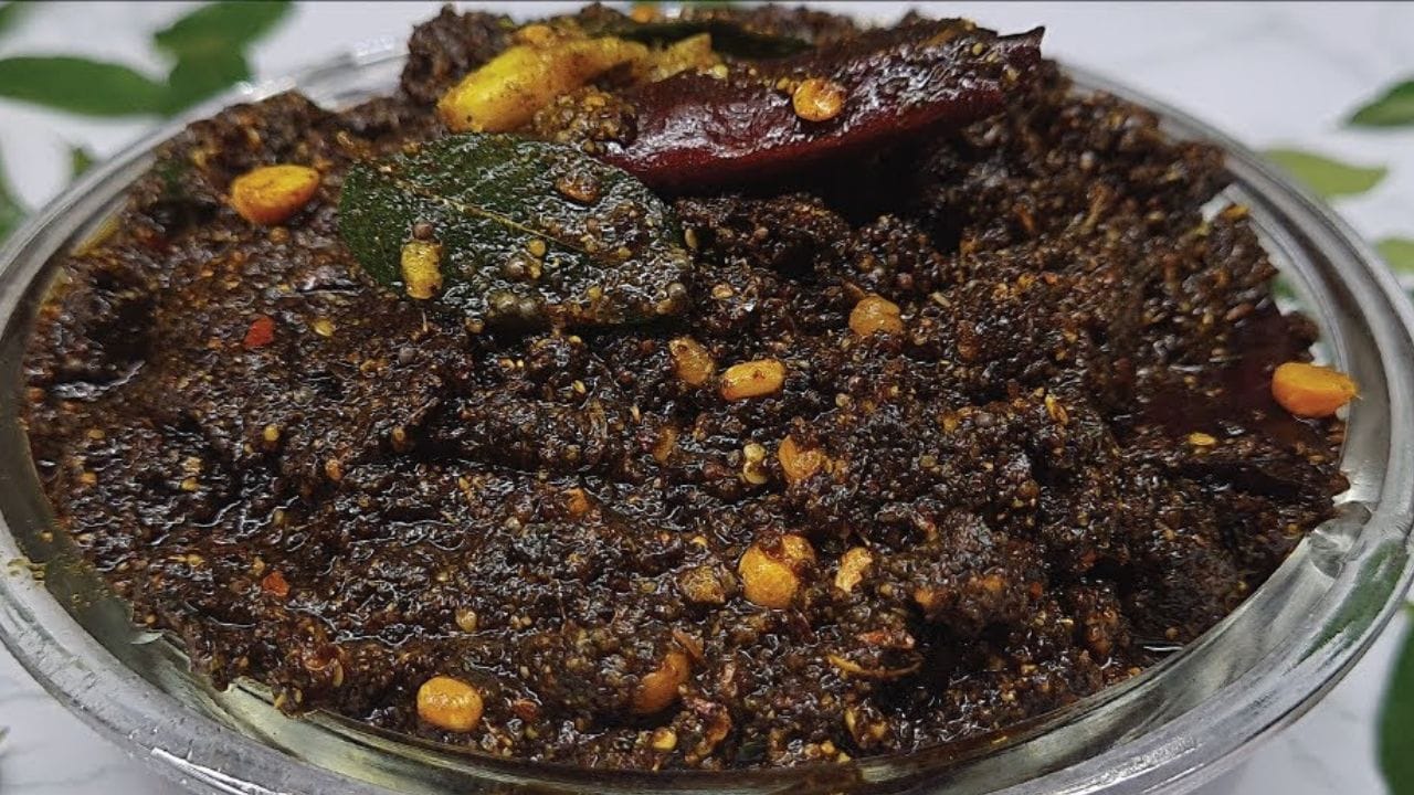ആദ്യം തന്നെ വാളംപുളി ഒരു കപ്പ് ചൂടുവെള്ളത്തിൽ നന്നായിട്ട് കുതിർക്കാൻ വയ്ക്കുക. ശേഷം പാനിൽ മൂന്ന് ടേബിൾസ്പൂൺ എണ്ണ ചൂടാക്കി ഉലുവ, ചെറിയ ജീരകം, കടലപ്പരിപ്പ്, വെളുത്തുള്ളി എന്നിവ ചേർത്ത് വയറ്റുക. അതിലേക്ക് കറിവേപ്പിലയും ചേർത്ത് നന്നായി വറുത്തെടുക്കുക. ശേഷം പൊടികൾ ചേർക്കണം.