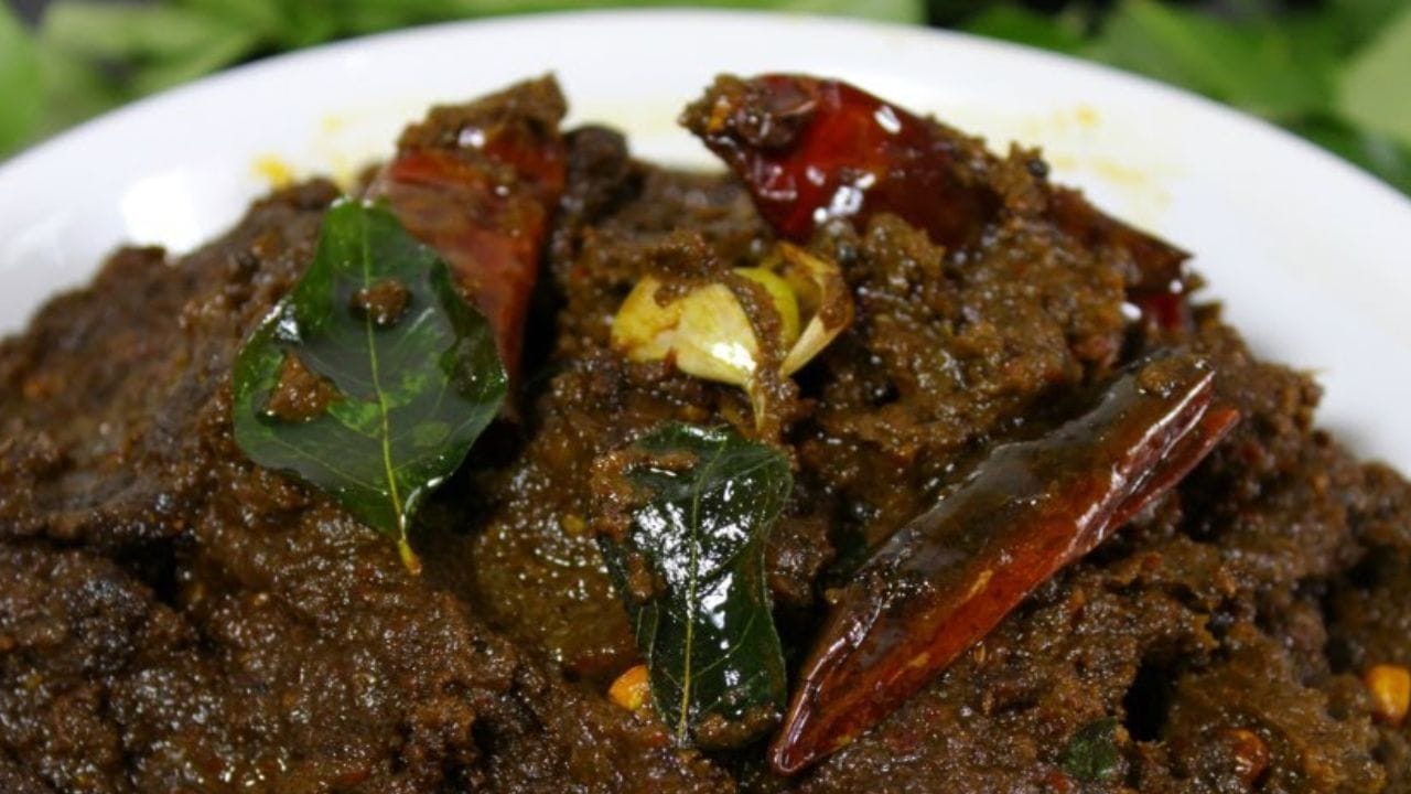 ഇതിനായി വറുത്ത കൂട്ടിലേക്ക് മുളകുപൊടിയും മഞ്ഞൾപ്പൊടിയും ചേർത്ത് നന്നായി ഇളക്കി തീ ഓഫ് ചെയ്യുക. തണുത്ത ശേഷം ഈ കൂട്ടും കുതിർത്ത പുളിയും ചേർത്ത് മിക്സി നന്നായി അരച്ചെടുക്കുക. ശേഷം താളിക്കാനായി മറ്റൊരു പാനിൽ കാൽ കപ്പ് എള്ളെണ്ണ ചൂടാക്കി കടുക് പൊട്ടിക്കുക.
