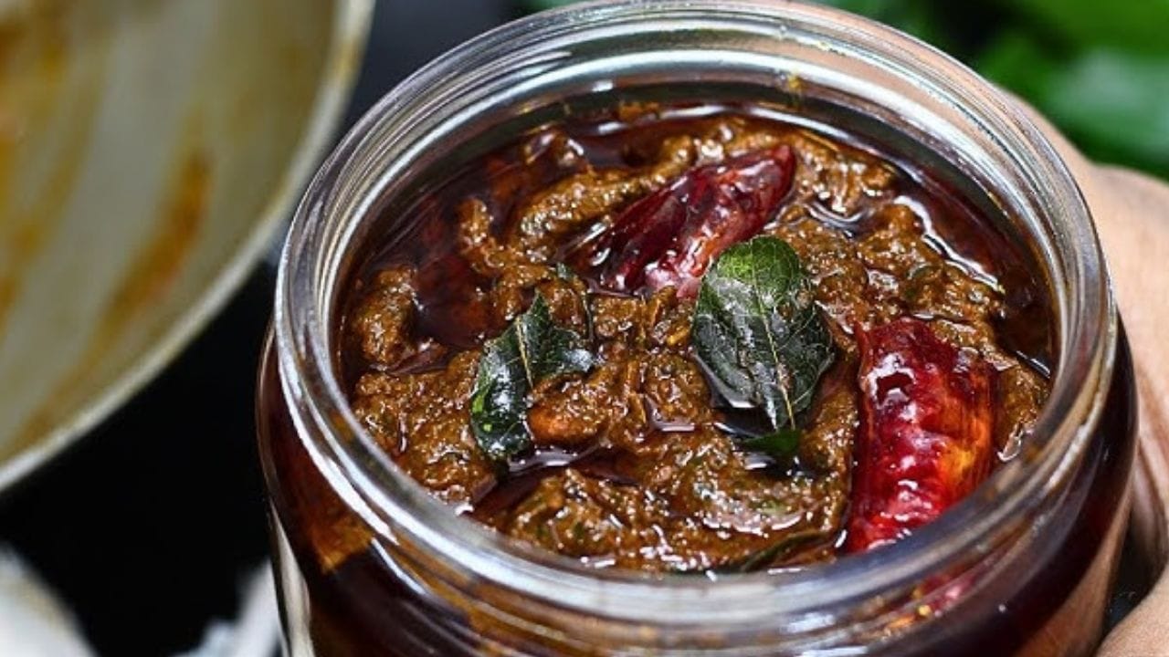 അതിലേക്ക് അരിഞ്ഞ ഇഞ്ചി, വെളുത്തുള്ളി, കാന്താരി, മുളക്, കറിവേപ്പില, കായപ്പൊടി എന്നിവ ചേർത്ത് വഴറ്റുക. വഴന്ന കൂട്ടിലേക്ക് അരച്ചുവച്ച മിക്സും ആവശ്യത്തിന് ഉപ്പും ശർക്കര പൊടിച്ചതും വിനാഗിരിയും ചേർത്ത് നന്നായി ഇളക്കി യോജിപ്പിക്കുക. രുചികരമായ കറിവേപ്പില ചമ്മന്തി അച്ചാർ തയ്യാർ.