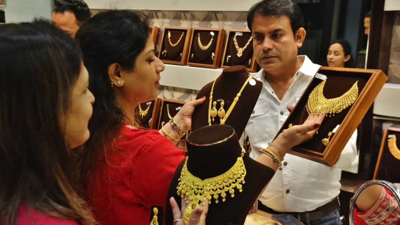 Kerala Gold Rate: പൊന്ന് വാങ്ങാന് വേഗം വിട്ടോ, നിരക്കില് ചുവടുമാറ്റം; ഇന്നത്തെ സ്വര്ണവില Kerala Gold Rate: പൊന്ന് വാങ്ങാന് വേഗം വിട്ടോ, നിരക്കില് ചുവടുമാറ്റം; ഇന്നത്തെ സ്വര്ണവില