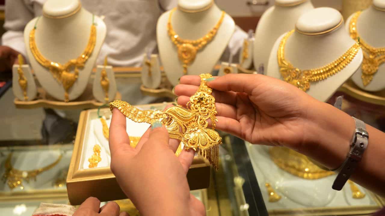 Gold Rate Forecast: ഞായറാഴ്ച സ്വര്ണം വാങ്ങാന് അത്ര നല്ലതല്ല; സ്വര്ണവില ഇനി എങ്ങോട്ട്? Gold Rate Forecast: ഞായറാഴ്ച സ്വര്ണം വാങ്ങാന് അത്ര നല്ലതല്ല; സ്വര്ണവില ഇനി എങ്ങോട്ട്?