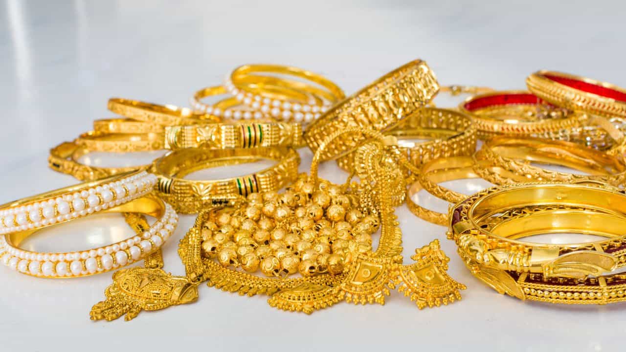 Kerala Gold Rate: സ്വർണവിലയിൽ വീണ്ടും മാറ്റം; ആഭരണമോഹികള് നിരക്ക് അറിഞ്ഞോളൂ Kerala Gold Rate: സ്വർണവിലയിൽ വീണ്ടും മാറ്റം; ആഭരണമോഹികള് നിരക്ക് അറിഞ്ഞോളൂ