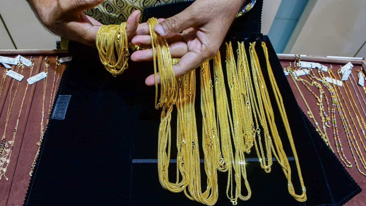 Kerala Gold Rate: സ്വർണവിലയിൽ വീണ്ടും മാറ്റം; കേരളത്തിൽ സ്വർണം വാങ്ങാൻ എത്ര ചെലവാകും? Kerala Gold Rate: സ്വർണവിലയിൽ വീണ്ടും മാറ്റം; കേരളത്തിൽ സ്വർണം വാങ്ങാൻ എത്ര ചെലവാകും?