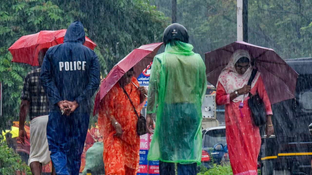 Kerala Rain Alert Update: മഴ മുന്നറിയിപ്പിൽ മാറ്റം! വരും ദിവസങ്ങളിൽ ഇടിയോടുകൂടിയ ശക്തമായ മഴ; യെല്ലോ അലർട്ട് Kerala Rain Alert Update: മഴ മുന്നറിയിപ്പിൽ മാറ്റം! വരും ദിവസങ്ങളിൽ ഇടിയോടുകൂടിയ ശക്തമായ മഴ; യെല്ലോ അലർട്ട്