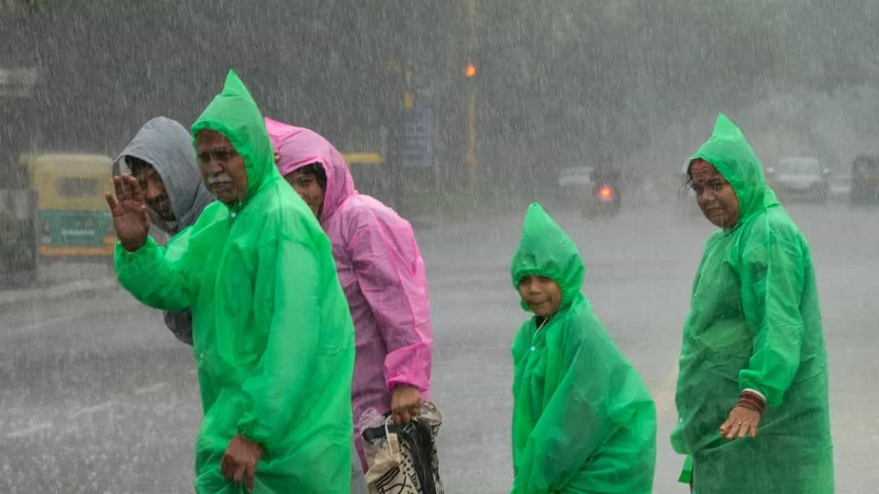 Kerala Weather Update: സംസ്ഥാനത്ത് ഇന്നും ശക്തമായ ഇടിമിന്നലോട് കൂടിയ മഴ തുടരും; കാലാവസ്ഥാ പ്രവചനം ഇങ്ങനെ Kerala Weather Update: സംസ്ഥാനത്ത് ഇന്നും ശക്തമായ ഇടിമിന്നലോട് കൂടിയ മഴ തുടരും; കാലാവസ്ഥാ പ്രവചനം ഇങ്ങനെ