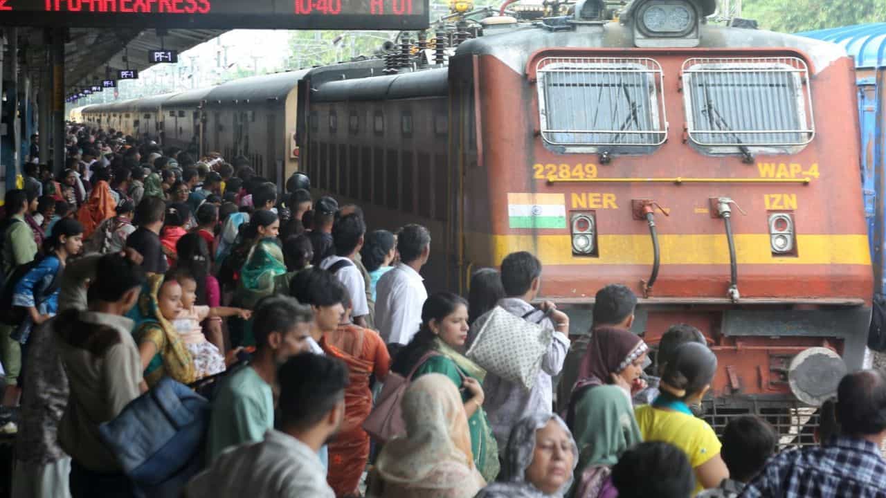 Railway Update: മംഗളൂരു - തിരുവനന്തപുരം എക്സ്പ്രസ് വൈകും; ഇന്റർസിറ്റി തൃശ്ശൂർ വരെ, ട്രെയിൻ സർവീസുകളിൽ നിയന്ത്രണം Railway Update: മംഗളൂരു - തിരുവനന്തപുരം എക്സ്പ്രസ് വൈകും; ഇന്റർസിറ്റി തൃശ്ശൂർ വരെ, ട്രെയിൻ സർവീസുകളിൽ നിയന്ത്രണം