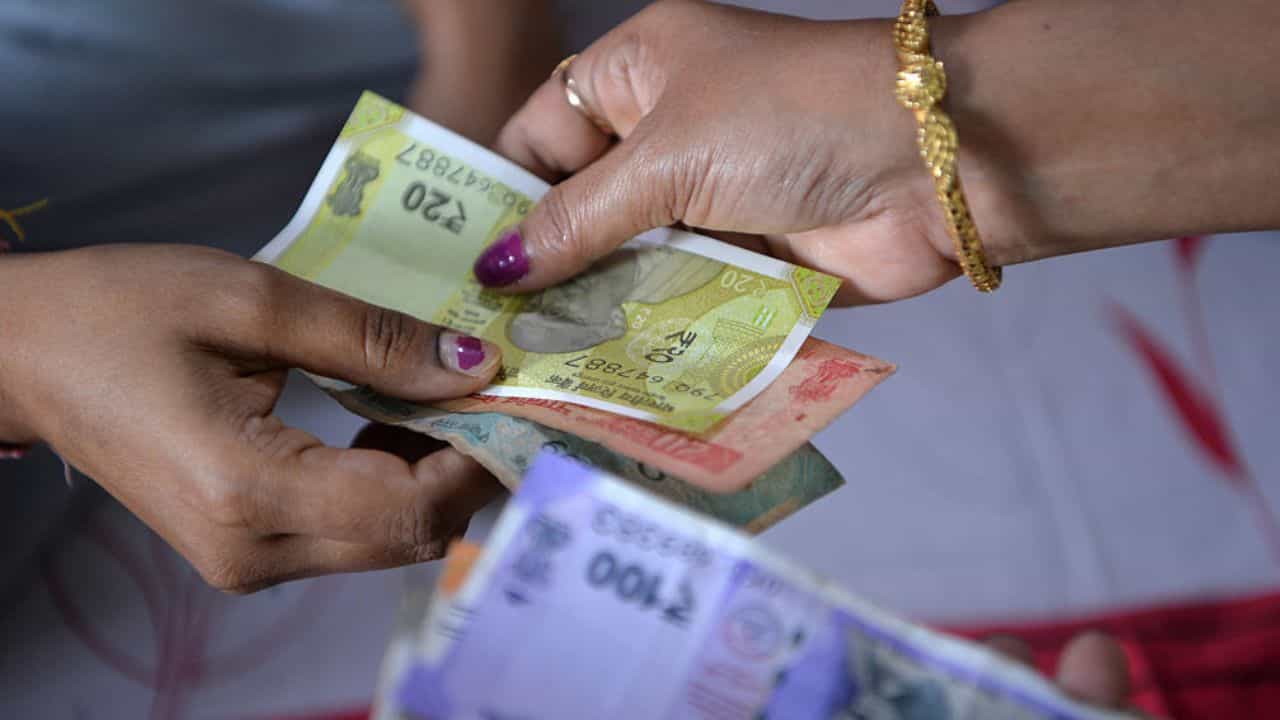 Welfare Pension: കേരളത്തിൽ ക്ഷേമ പെൻഷൻ വിതരണം തിങ്കളാഴ്ച മുതൽ; എത്ര രൂപ കിട്ടും