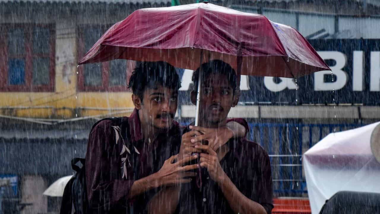 Kerala Weather Forecast: സംസ്ഥാനത്ത് ഇടിമിന്നലോടെ മഴ, മുന്നറിയിപ്പിൽ മാറ്റം; വരും ദിവസങ്ങളിലെ കാലാവസ്ഥ Kerala Weather Forecast: സംസ്ഥാനത്ത് ഇടിമിന്നലോടെ മഴ, മുന്നറിയിപ്പിൽ മാറ്റം; വരും ദിവസങ്ങളിലെ കാലാവസ്ഥ