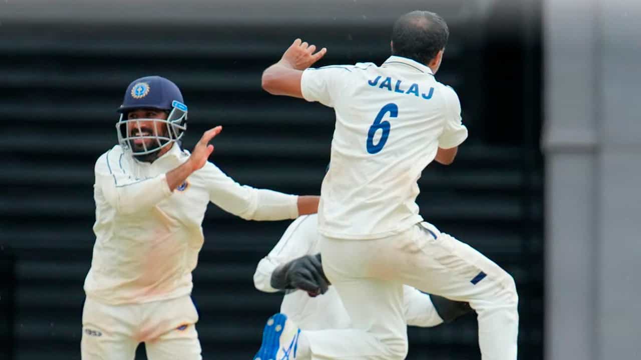 Ranji Trophy: ഒഡീഷ പതറുന്നു, ഇന്നിങ്സ് ജയം ലക്ഷ്യമിട്ട് കേരളം Ranji Trophy: ഒഡീഷ പതറുന്നു, ഇന്നിങ്സ് ജയം ലക്ഷ്യമിട്ട് കേരളം