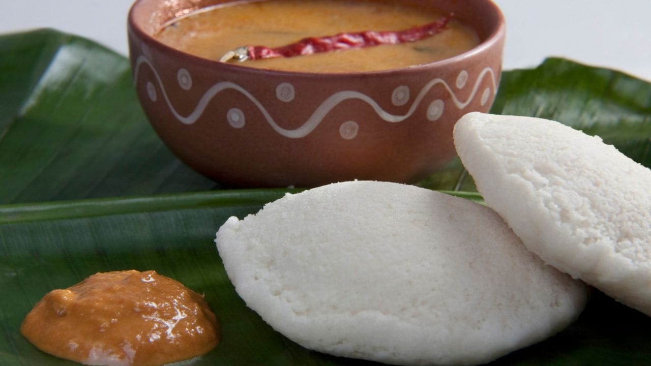 എങ്ങനെ ഉപയോഗിക്കണം: അരിയും ഉഴുന്നും പാകത്തിന് കുതിർത്ത് നന്നായി അരച്ചെടുക്കുക. നന്നായി കഴുകിയ ഒന്നോ രണ്ടോ പച്ചമുളക് ഞെട്ടോടുകൂടിത്തന്നെ അരച്ചുവെച്ച മാവിന് മുകളിൽ വെക്കുക. മാവിനുള്ളിലേക്ക് അല്പം താഴ്ത്തി വെച്ചാലും മതി. മാവ് സാധാരണ പോലെ മൂടിവെച്ച് പുളിക്കാൻ വയ്ക്കാം. രാവിലെ മാവ് എടുക്കുമ്പോൾ പച്ചമുളക് പുറത്തെടുത്ത് കളഞ്ഞ ശേഷം മാവ് ഇളക്കി ഇഡ്ഡലിയോ ദോശയോ ഉണ്ടാക്കാം.