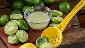 നാരങ്ങയിൽ നിന്ന് കൂടുതൽ നീര് കിട്ടണോ? ഒരൊറ്റ വിദ്യ മാത്രം