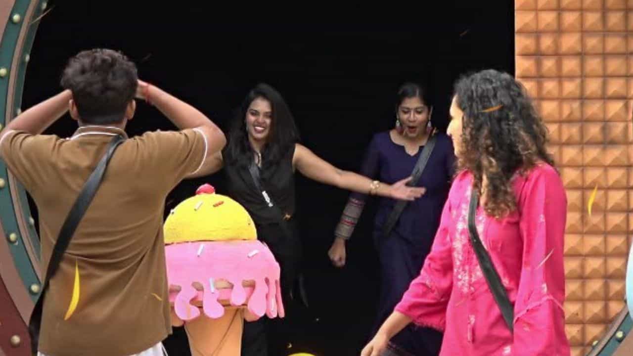 Bigg Boss Malayalam Season 8: പ്രത്യേക മിഷൻ! സീക്രട്ട് റൂമിൽ നിന്ന് മൃദുലയും അഞ്ജലിയും ഹൗസിലേക്ക് തിരിച്ചുകയറി Bigg Boss Malayalam Season 8: പ്രത്യേക മിഷൻ! സീക്രട്ട് റൂമിൽ നിന്ന് മൃദുലയും അഞ്ജലിയും ഹൗസിലേക്ക് തിരിച്ചുകയറി